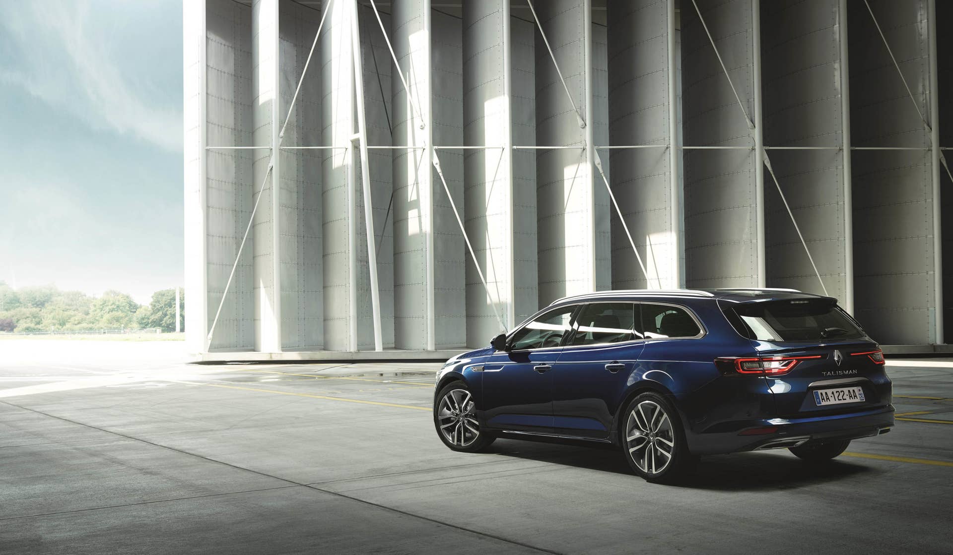 Renault Talisman Estate airport hangar rear 3/4