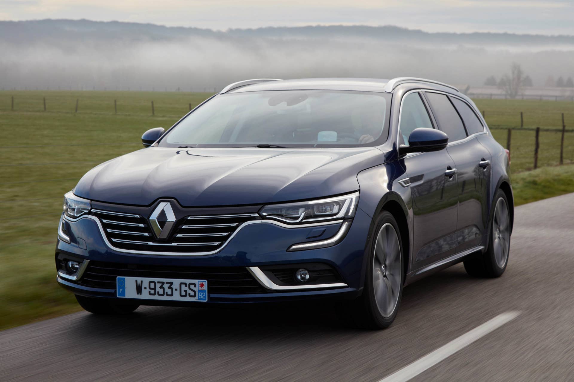 Renault Talisman Estate moving front 3/4