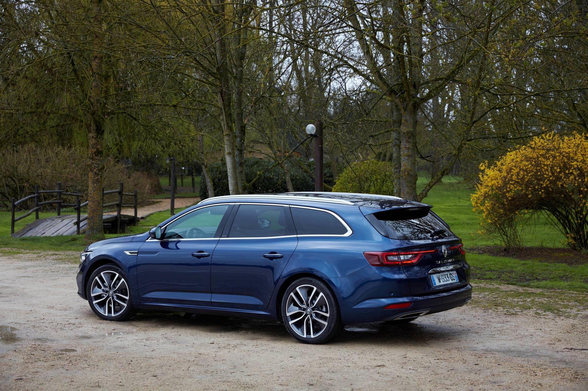 Renault Talisman Estate wagon rear 3/4