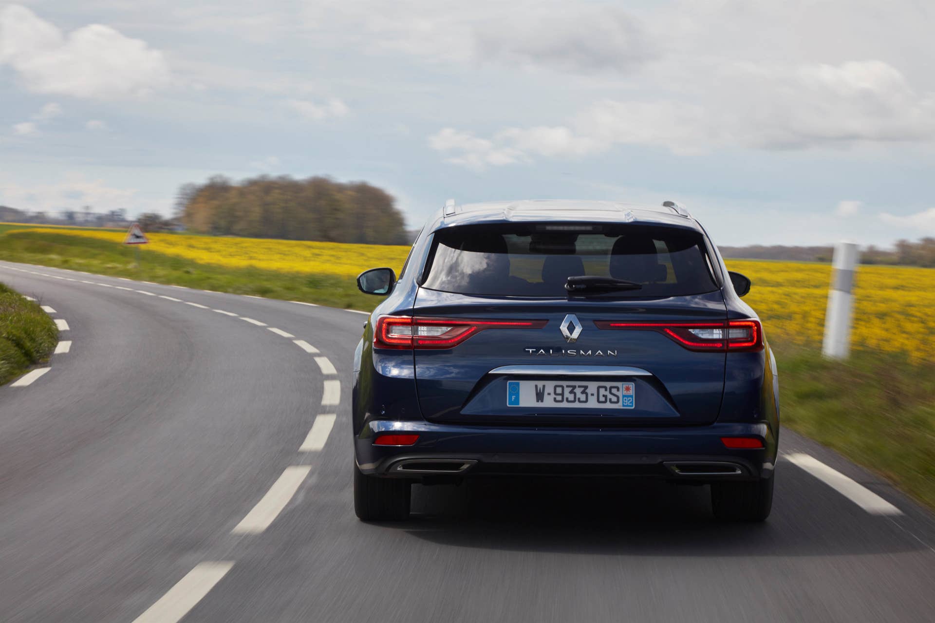 Renault Talisman Estate moving rear