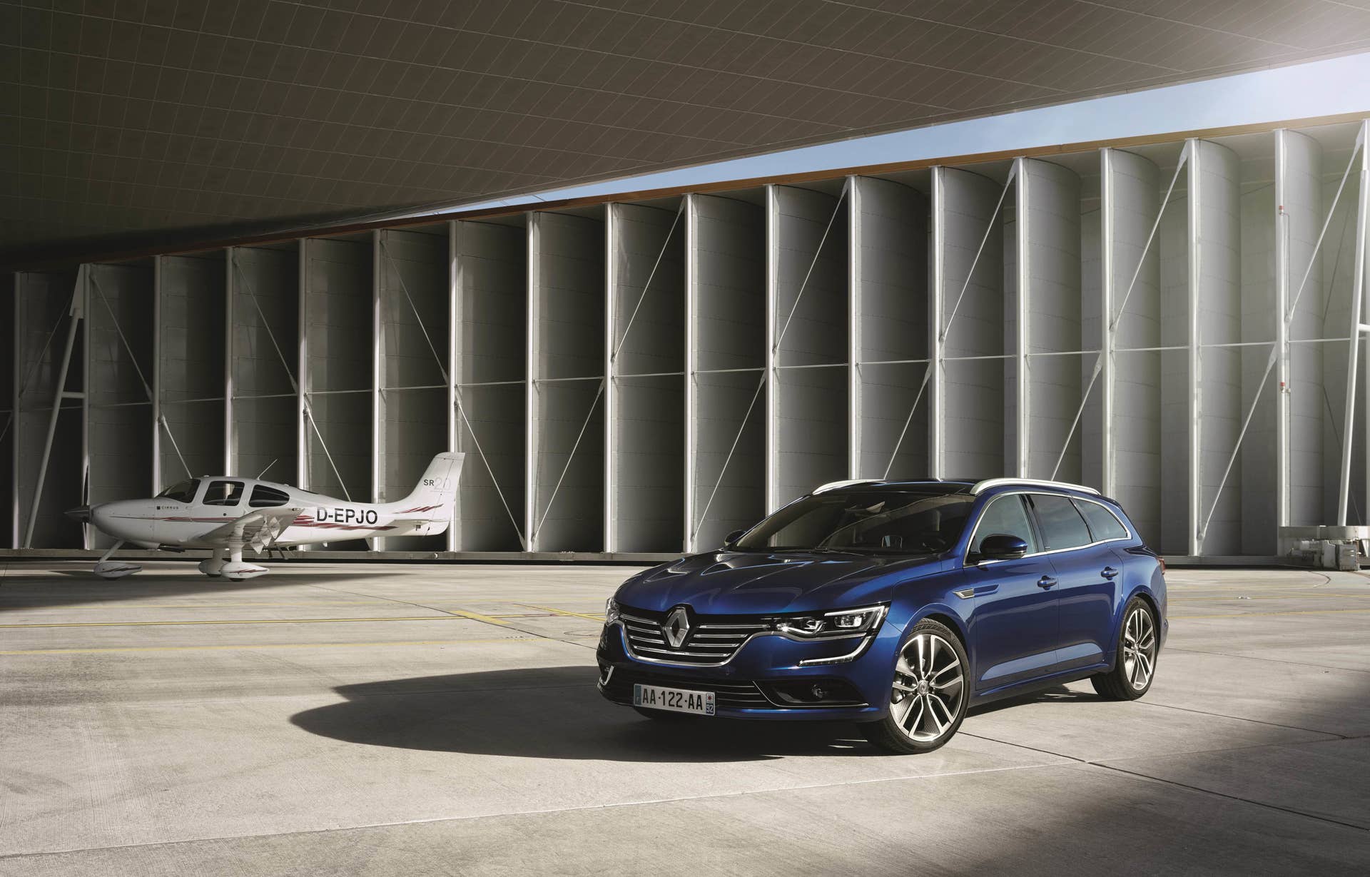 Renault Talisman Estate airport hangar front 3/4