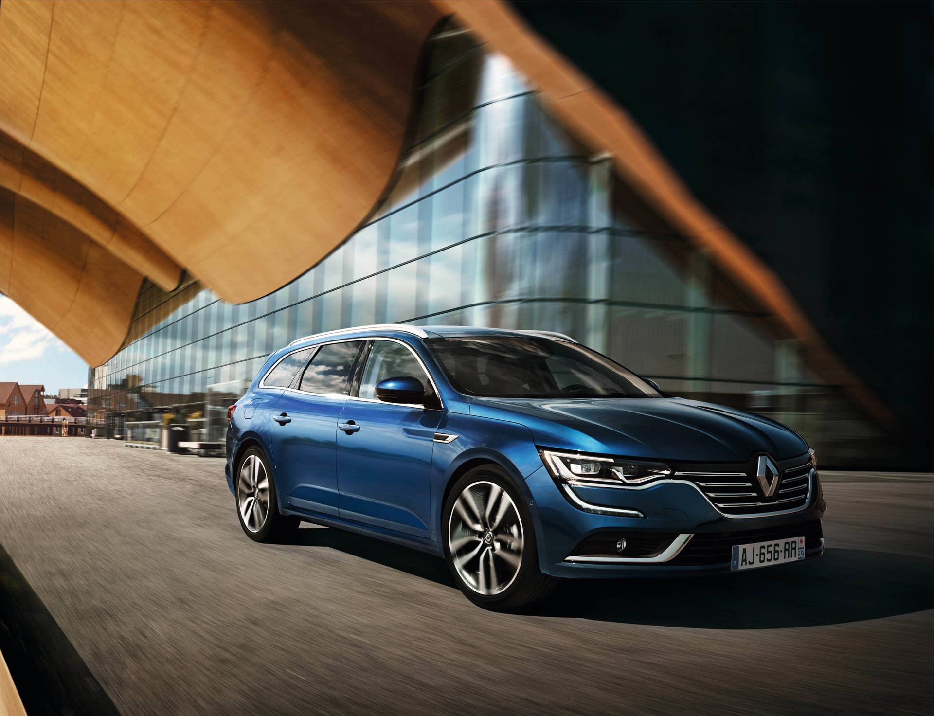 Renault Talisman Estate location front 3/4