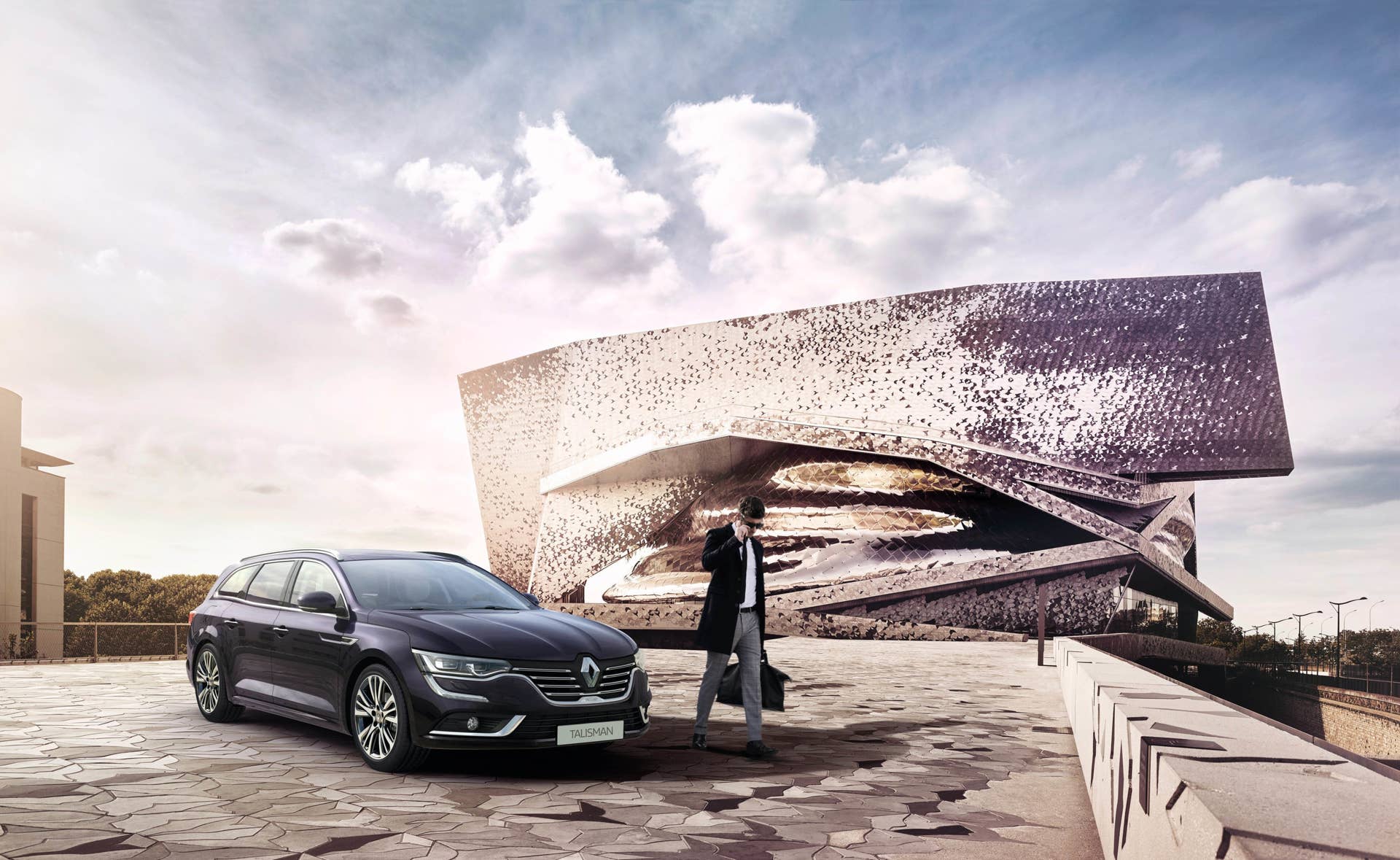 Renault Talisman Estate on location front 3/4