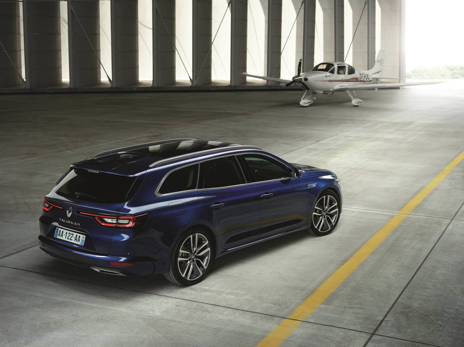 Renault Talisman Estate airport rear 3/4