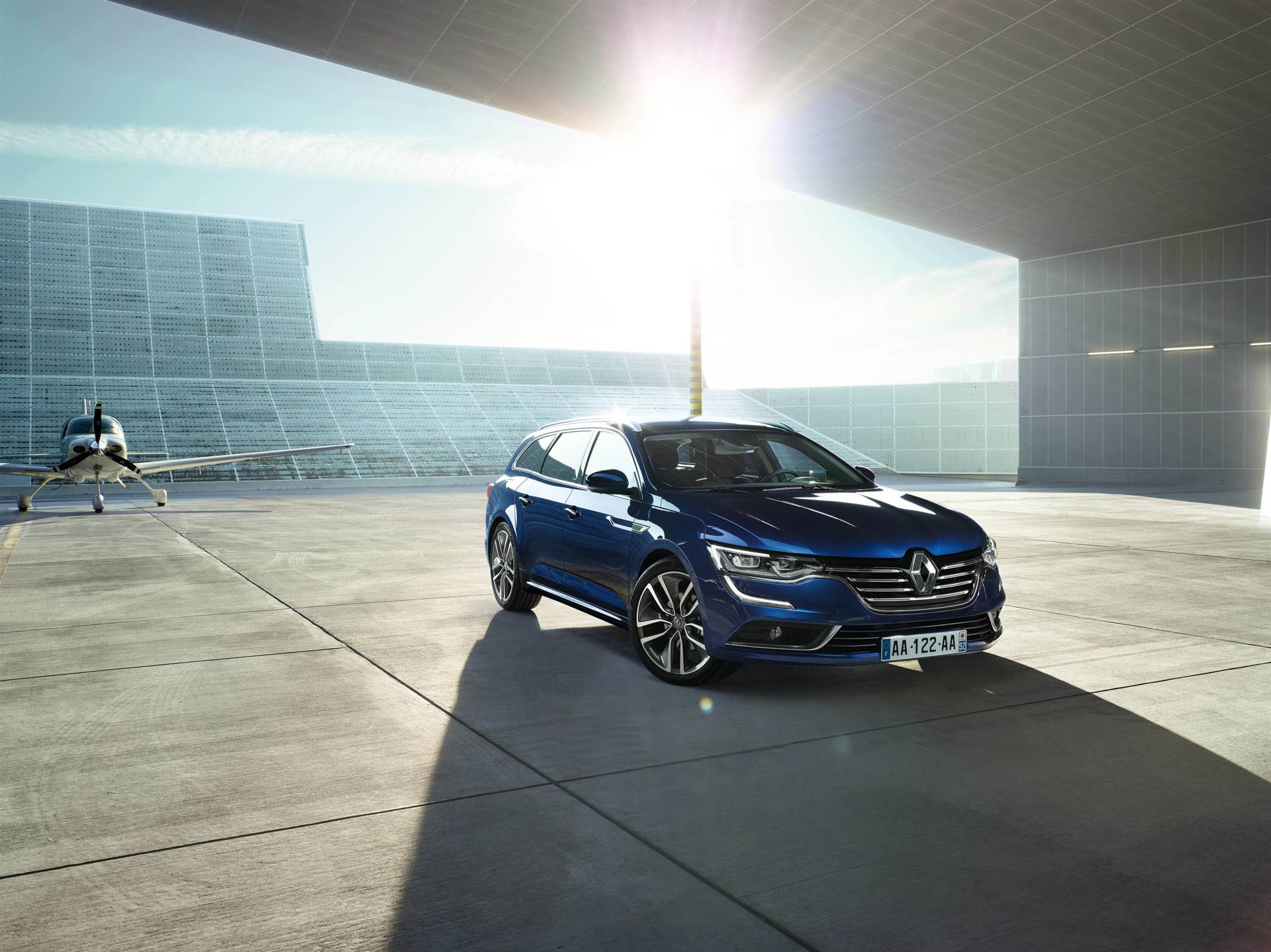 Renault Talisman Estate hangar front 3/4