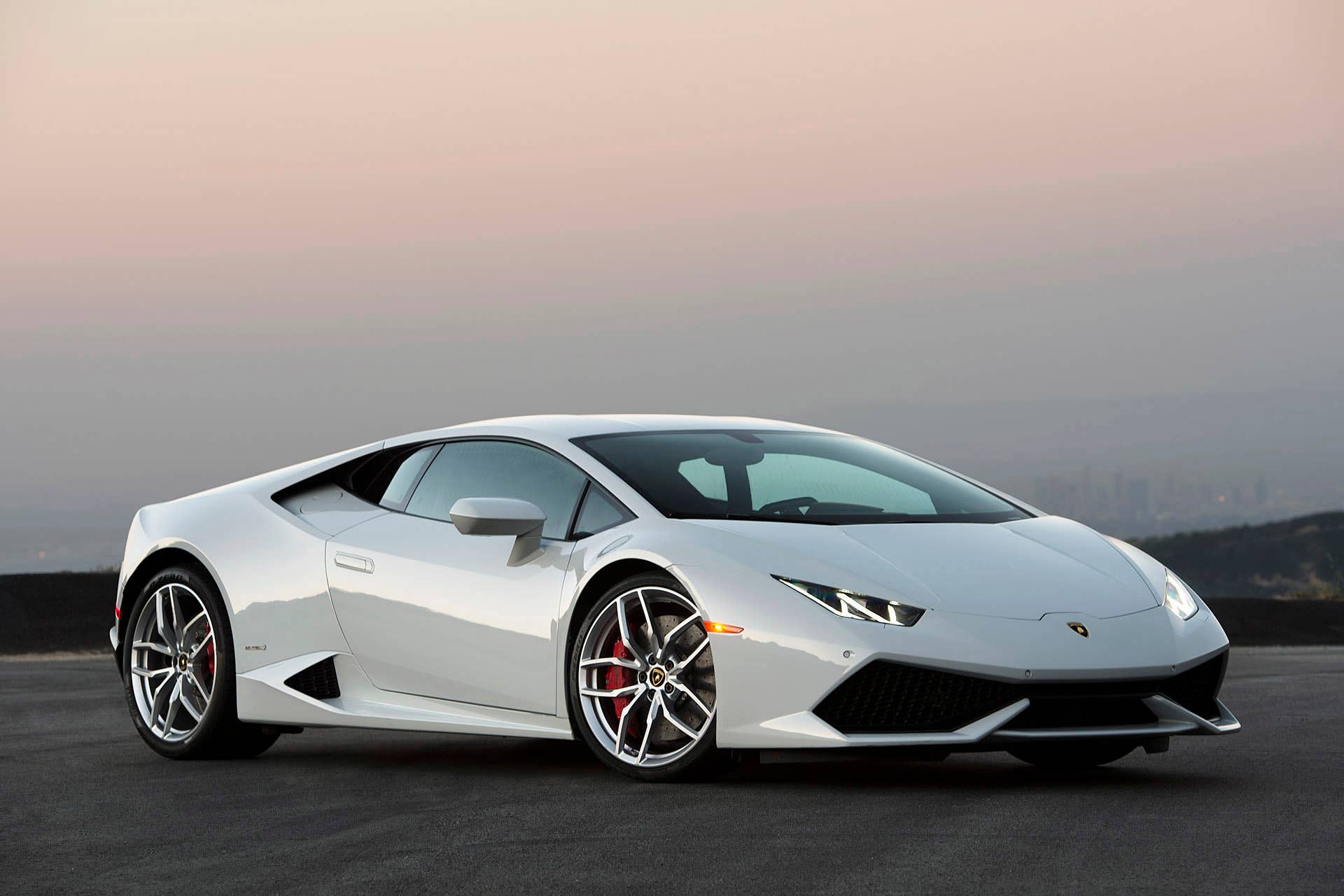 2015 Lamborghini Huracan LP 610-4 front 3/4 view
