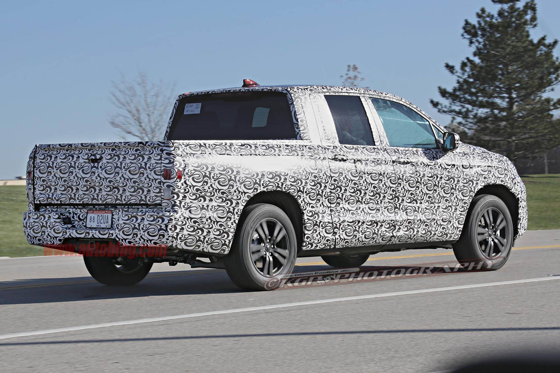 2017 Honda Ridgeline spied rear 3/4
