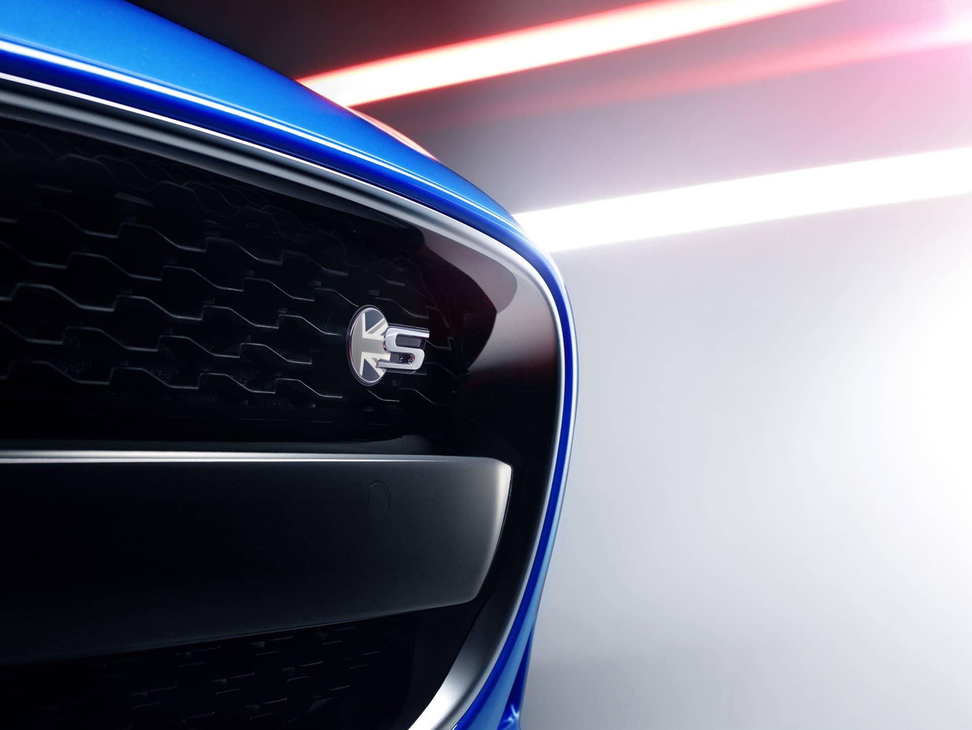 Jaguar F-Type British Design Edition grille badge