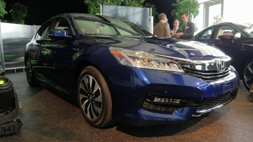 2017 Honda Accord Hybrid | Beauty-Roll