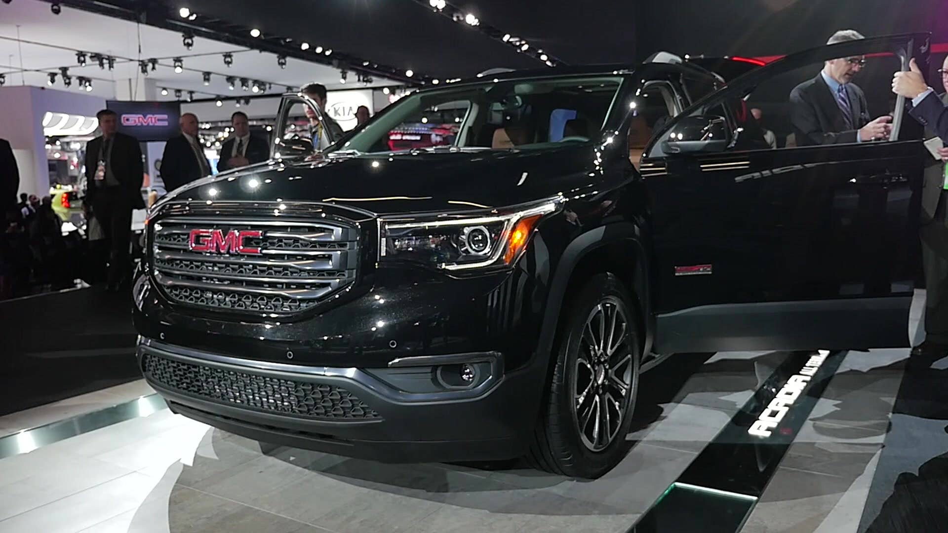 2017 GMC Acadia | 2016 NAIAS | Beauty-Roll