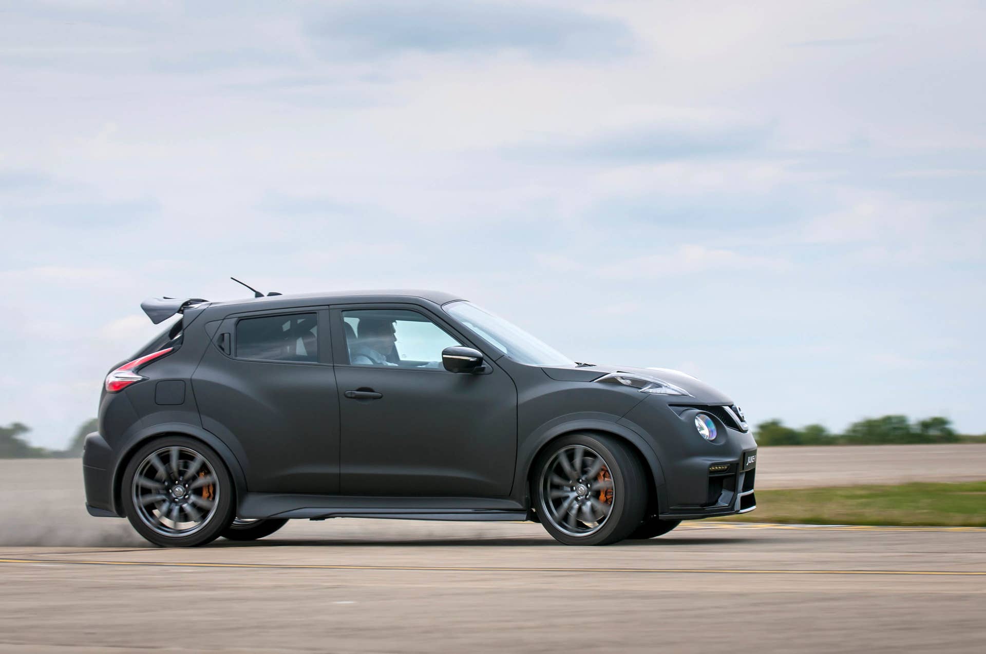 Nissan Juke-R 2.0 slide slide