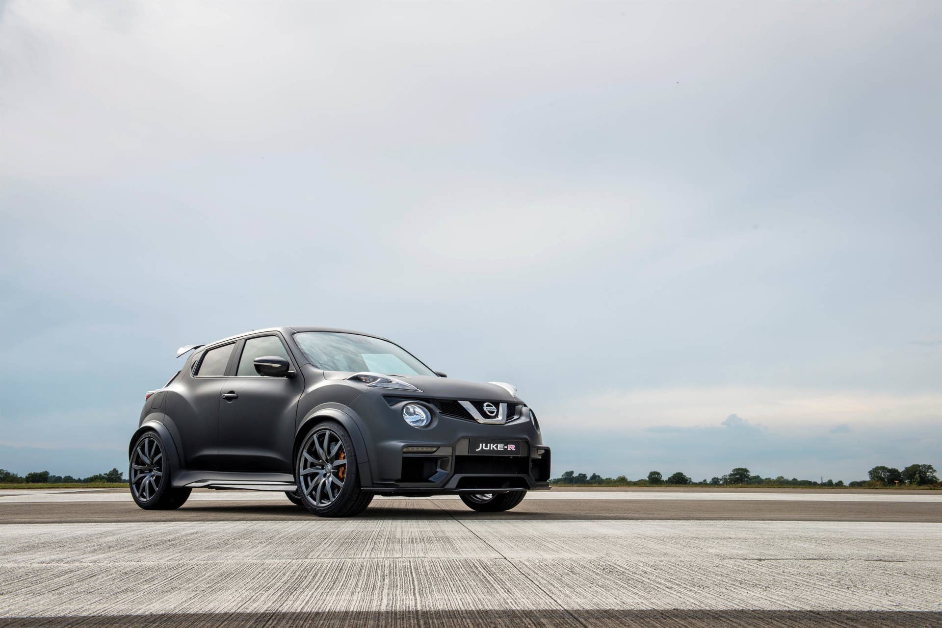 Nissan Juke-R 2.0 standing runway front 3/4