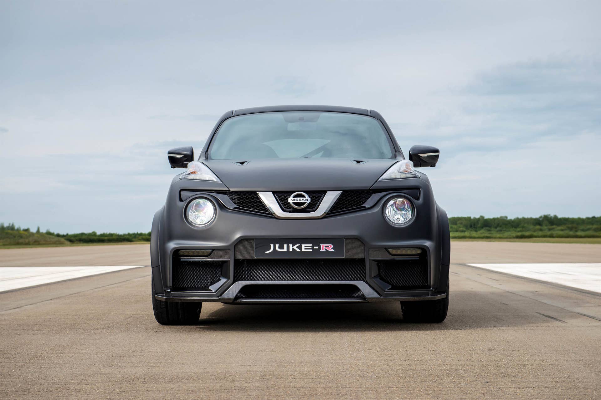 Nissan Juke-R 2.0 stationary runway front