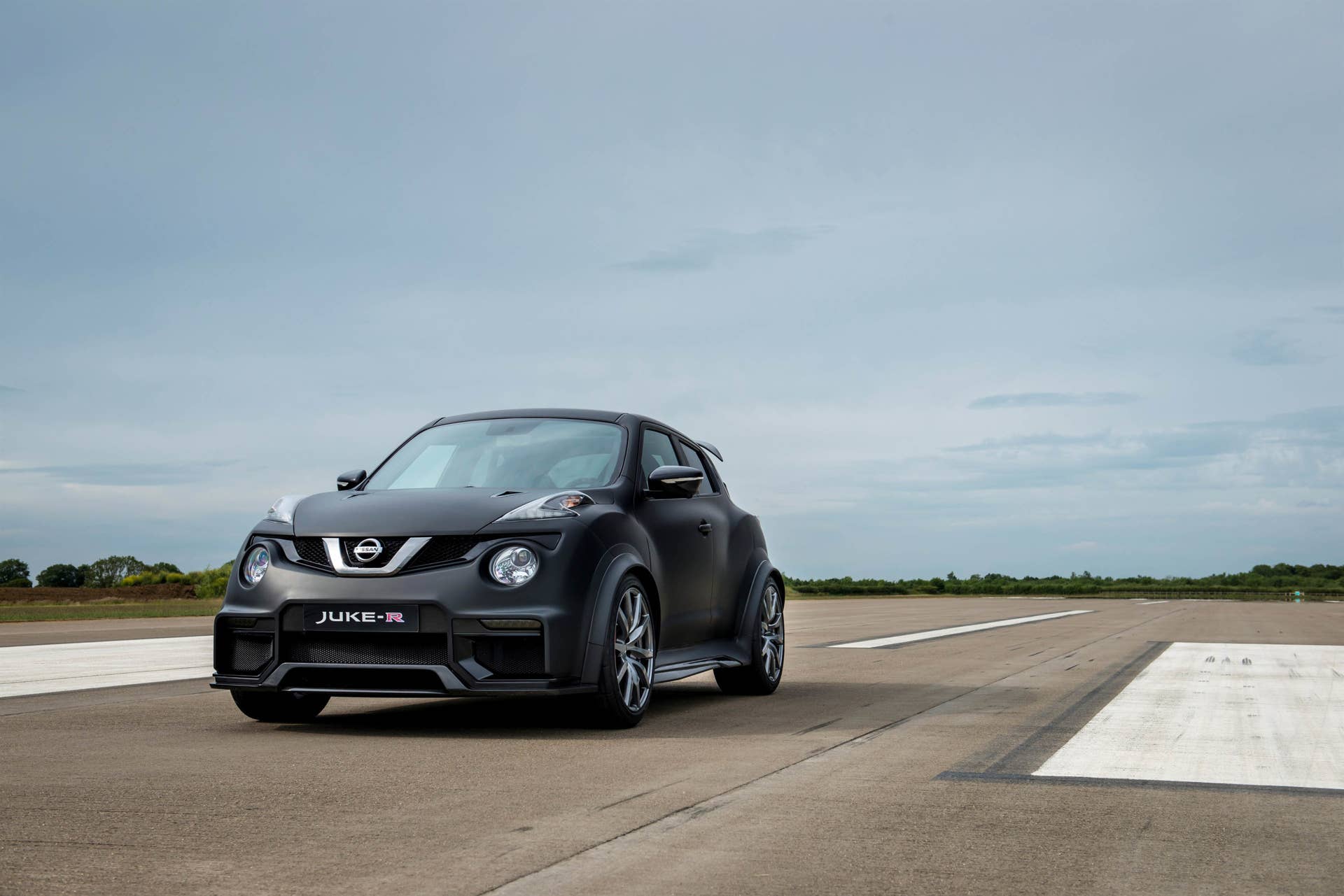 Nissan Juke-R 2.0 stationary runway front 3/4