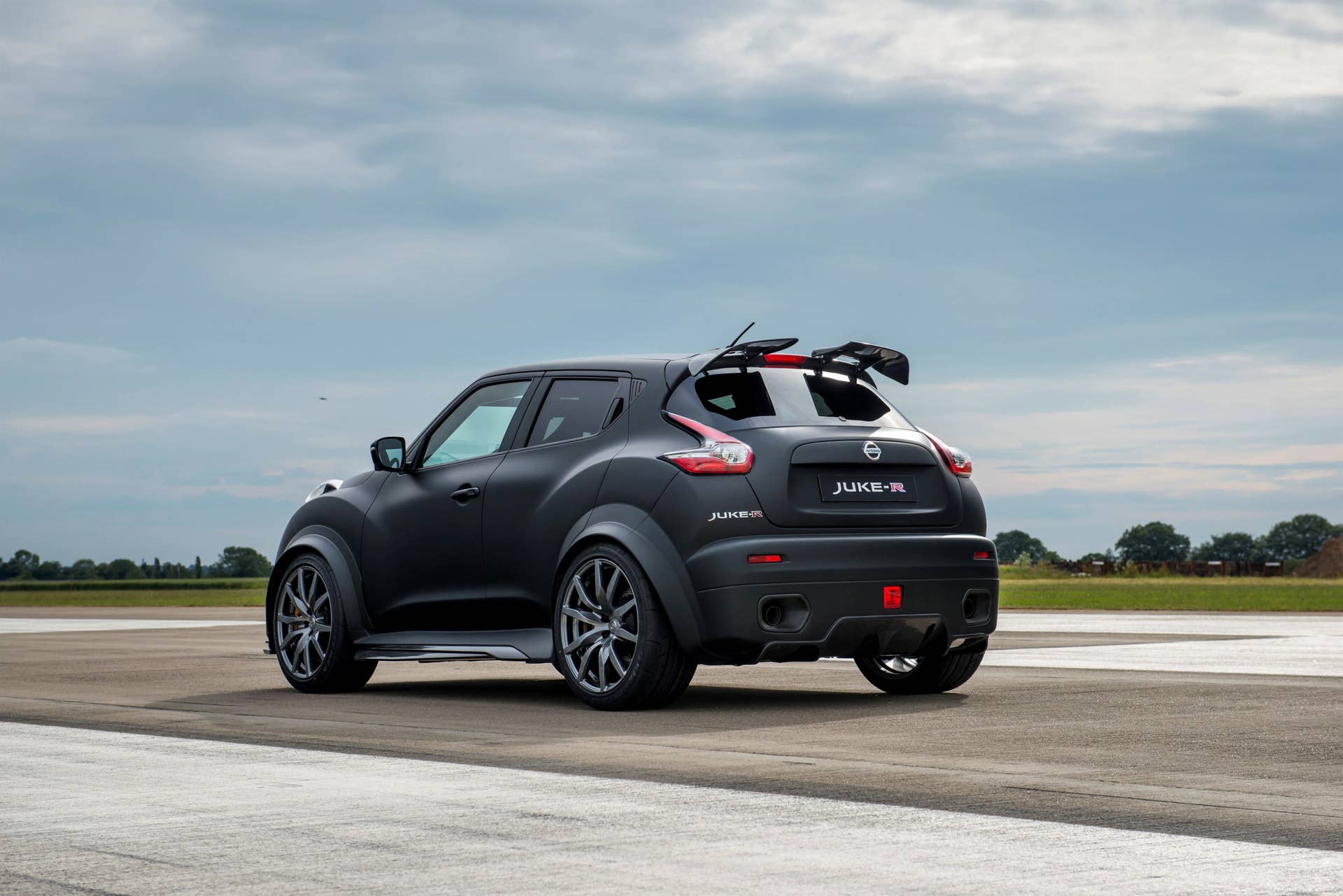 Nissan Juke-R 2.0 stationary rear 3/4