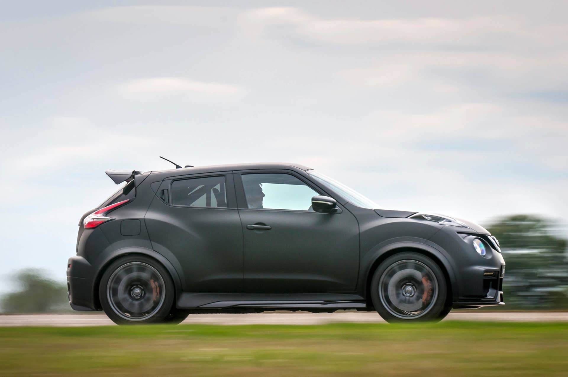 Nissan Juke-R 2.0 runway side