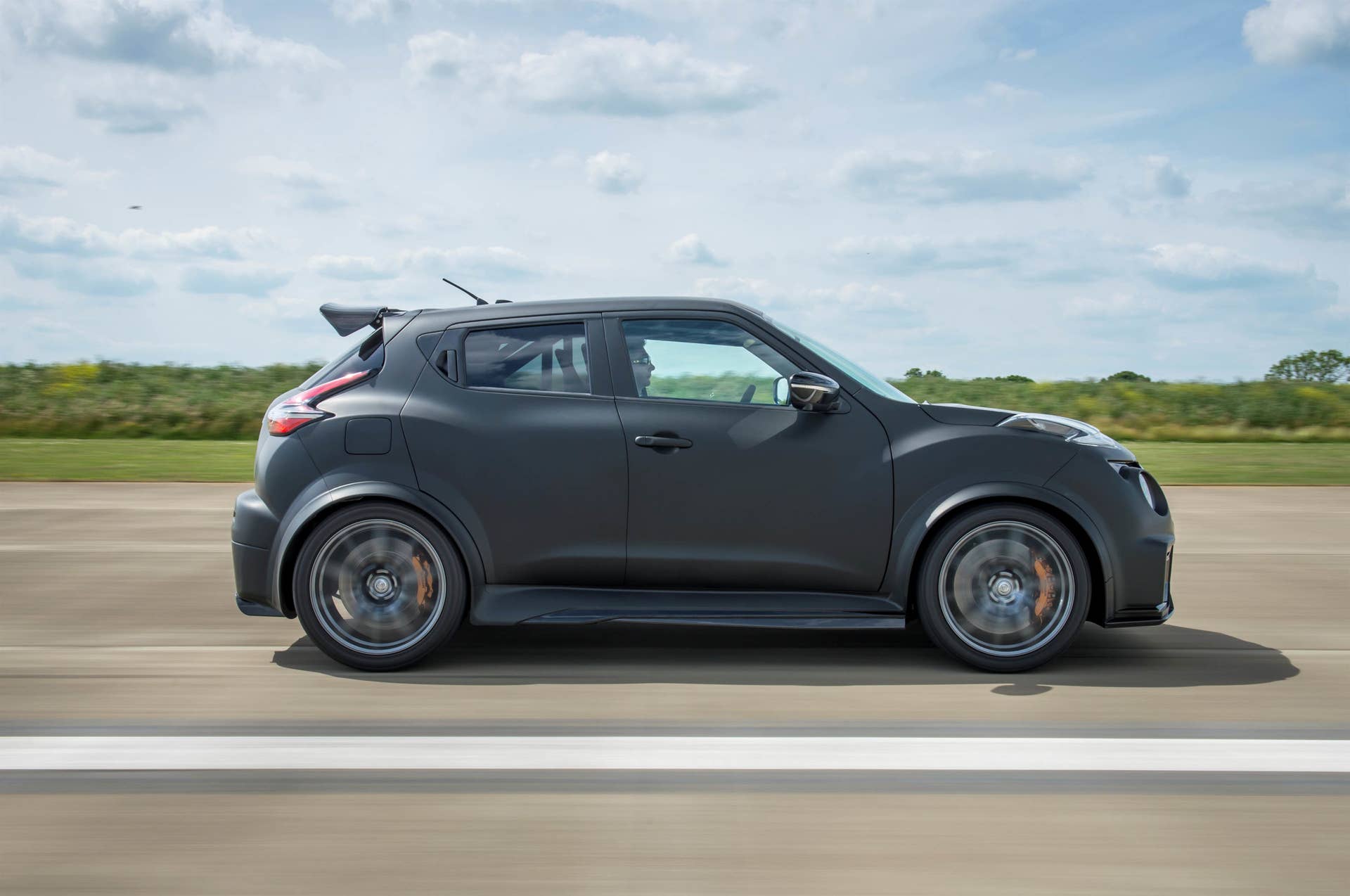 Nissan Juke-R 2.0 moving side