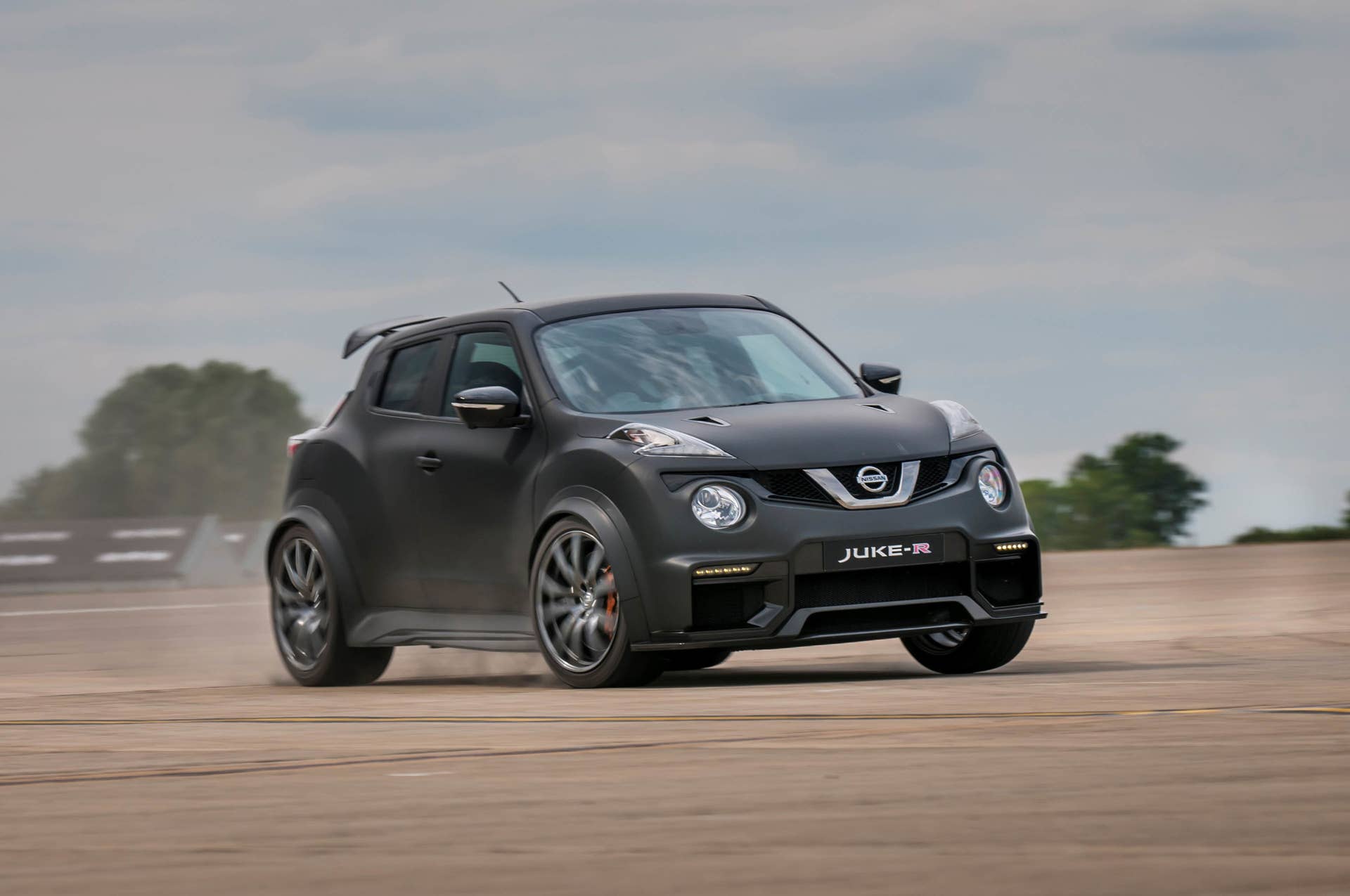 Nissan Juke-R 2.0 cornering front