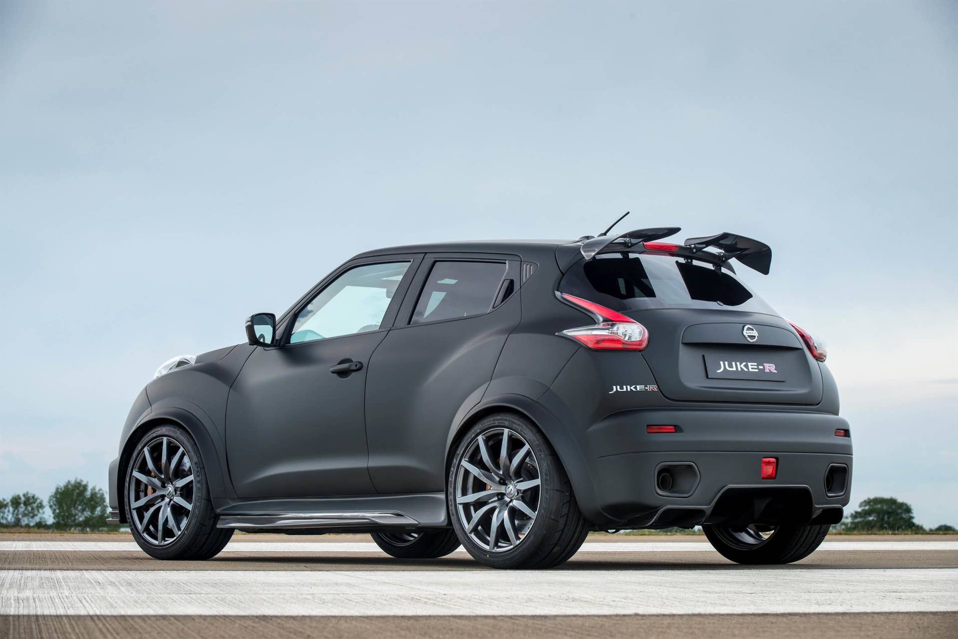 Nissan Juke-R 2.0 stationary runway rear 3/4