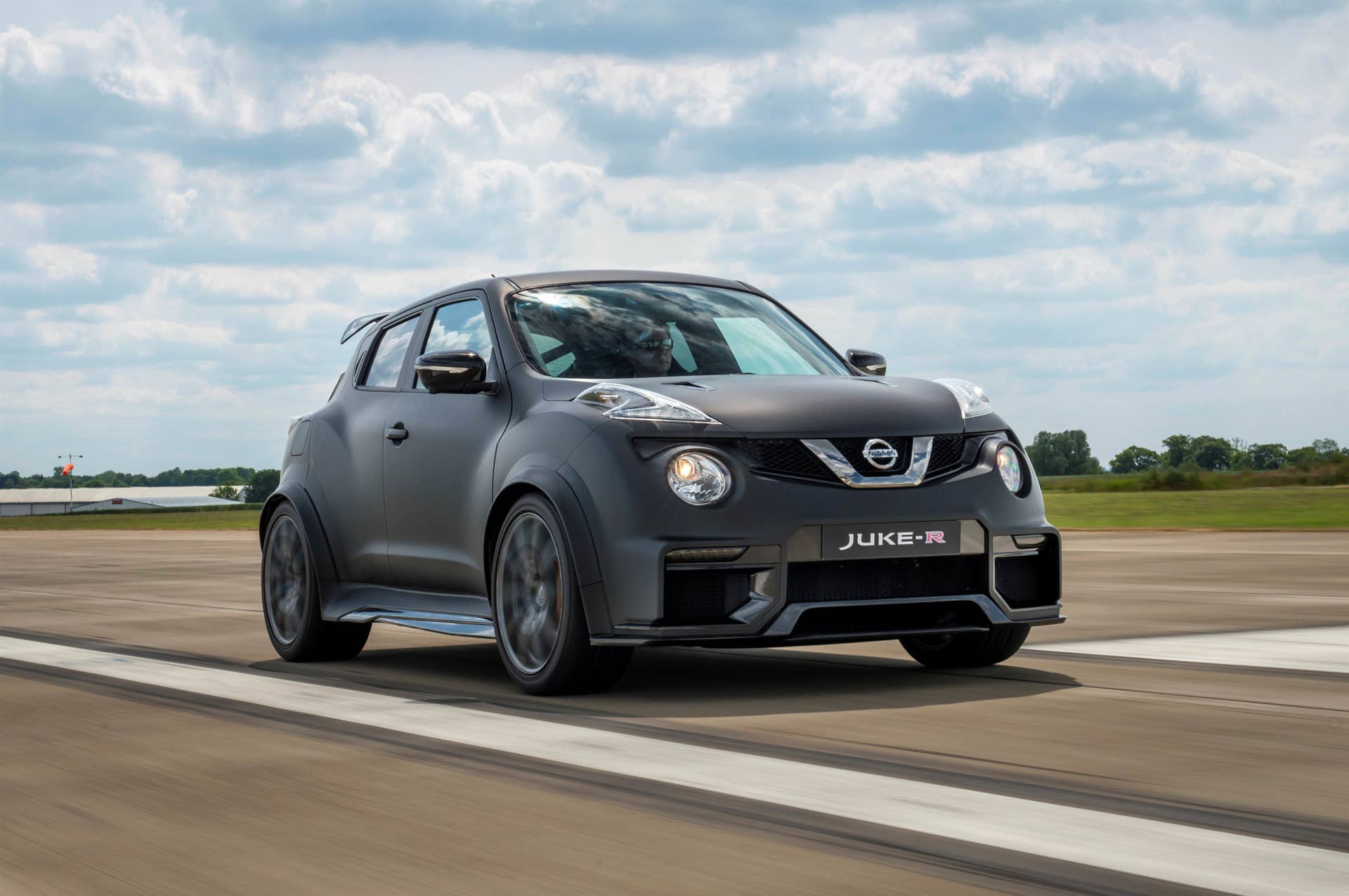 Nissan Juke-R 2.0 moving runway front 3/4