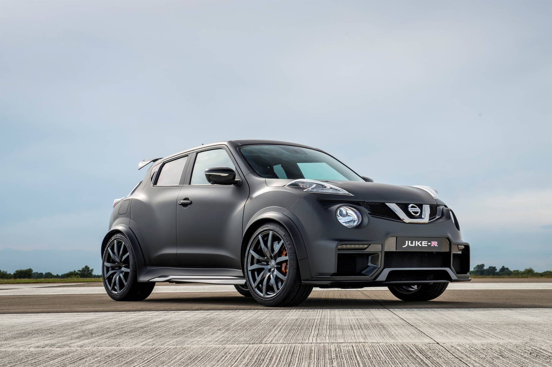 Nissan Juke-R 2.0 stationary front 3/4