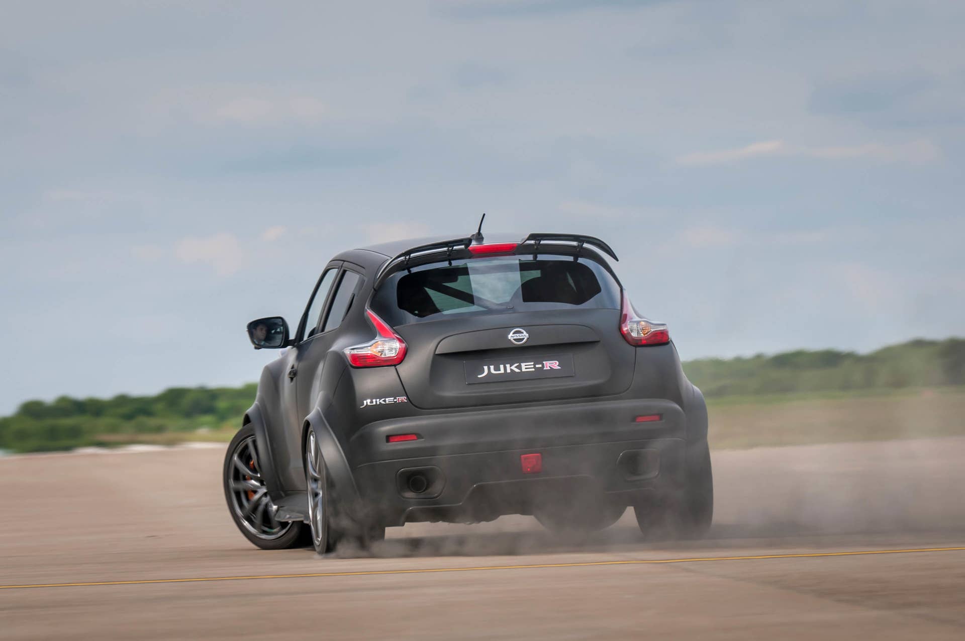 Nissan Juke-R 2.0 cornering rear