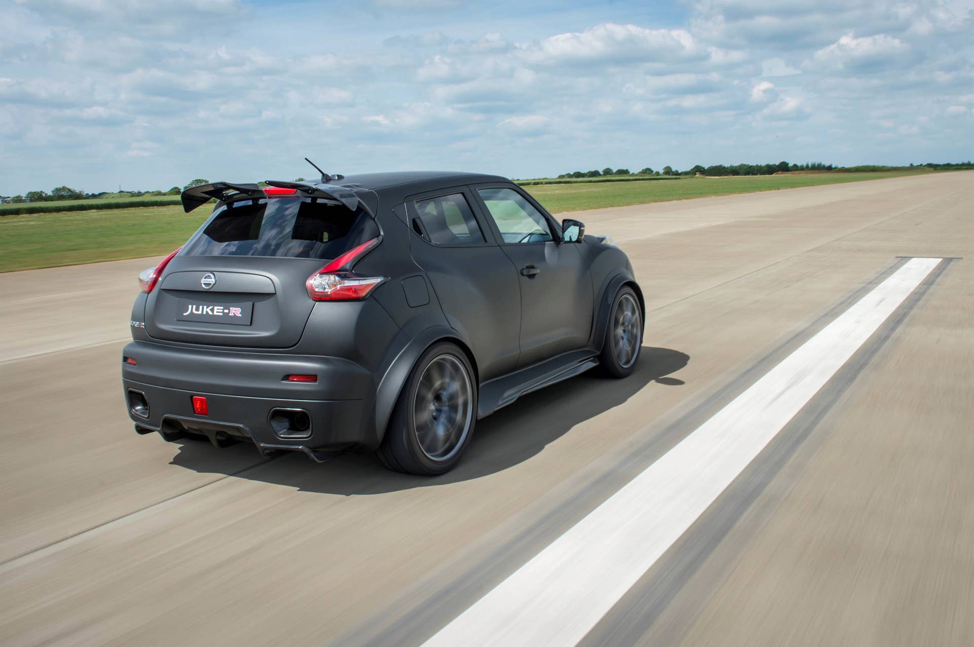 Nissan Juke-R 2.0 moving runway rear 3/4