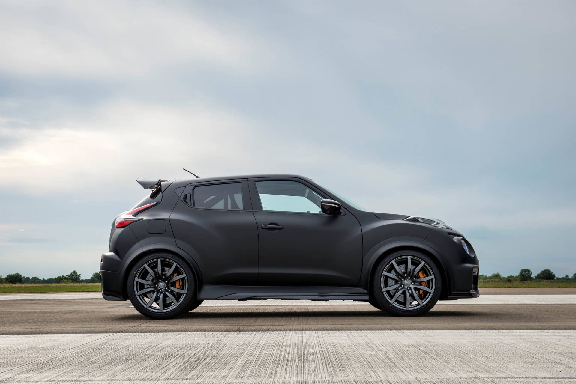 Nissan Juke-R 2.0 stationary runway side