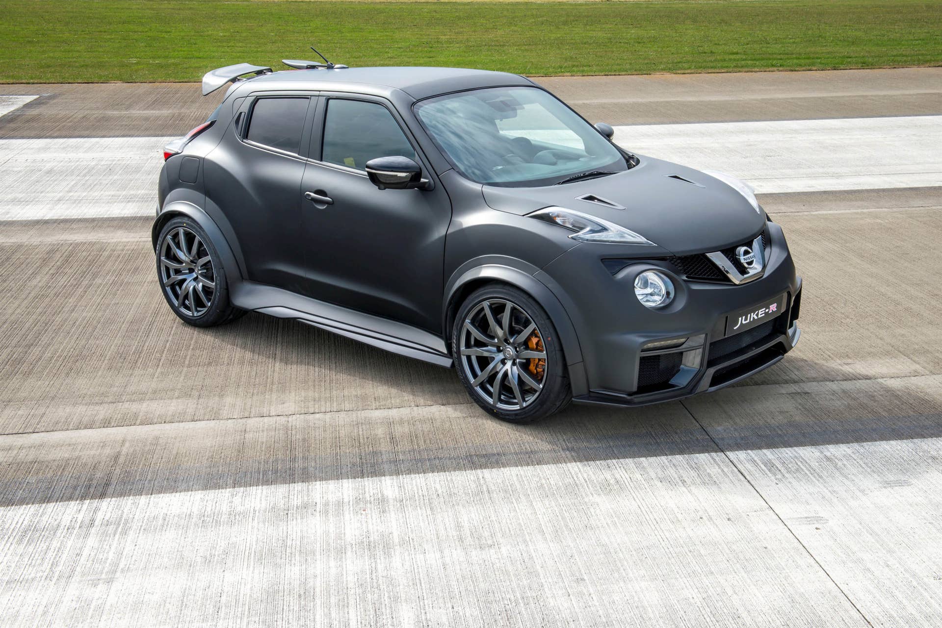 Nissan Juke-R 2.0 stationary runway front top 3/4
