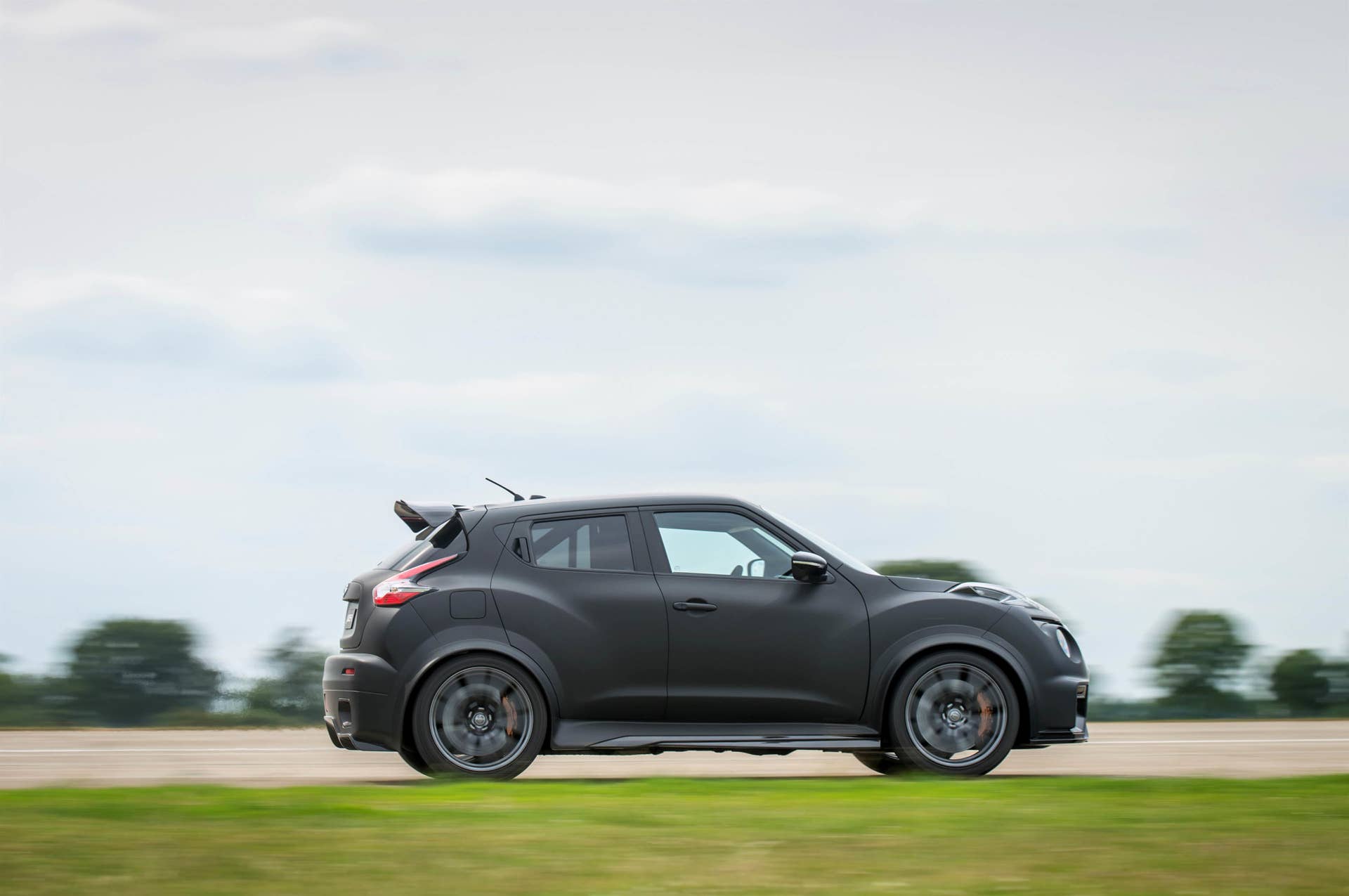 Nissan Juke-R 2.0 moving runway side