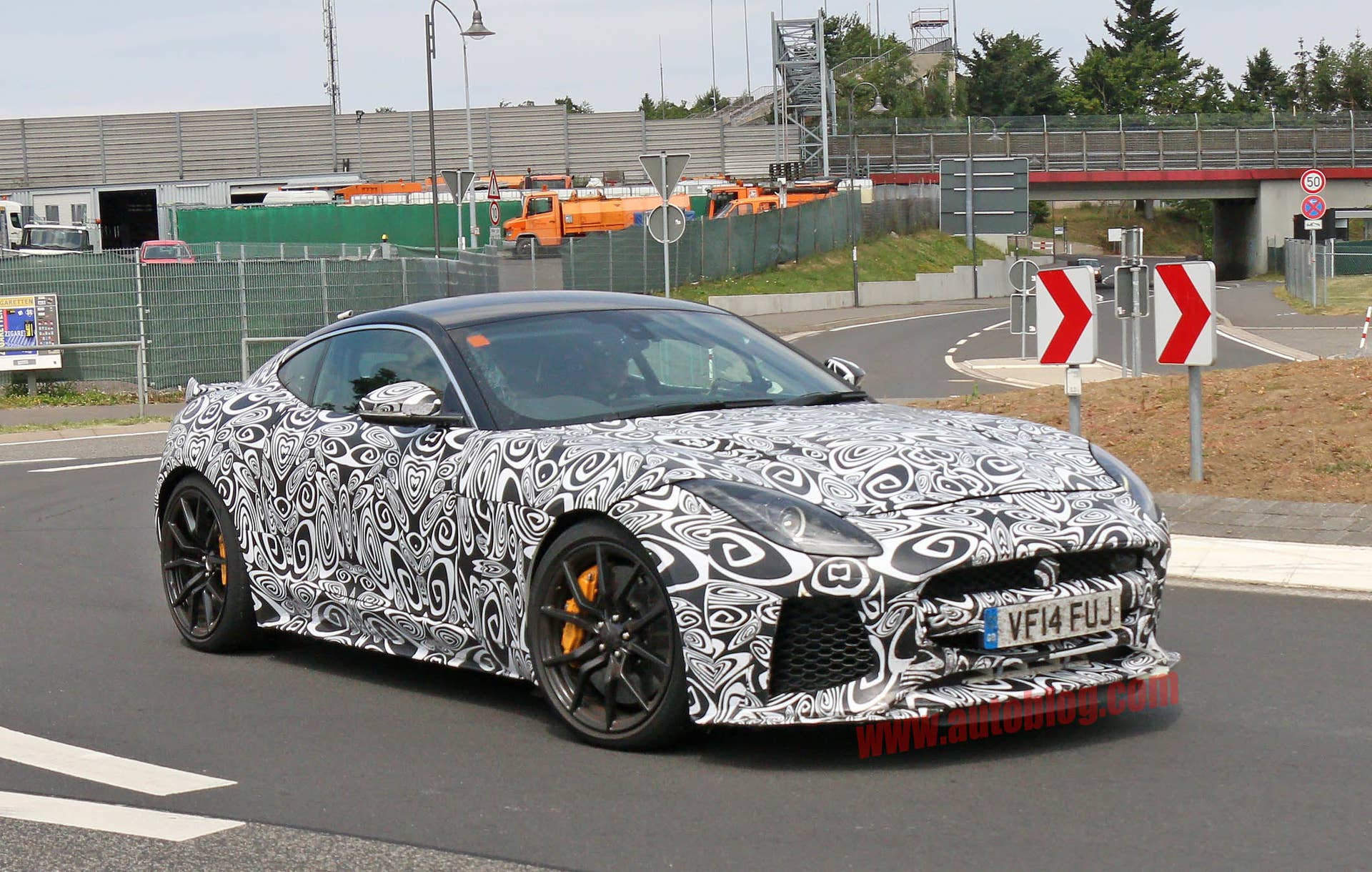 Jaguar F-Type SVR front 3/4