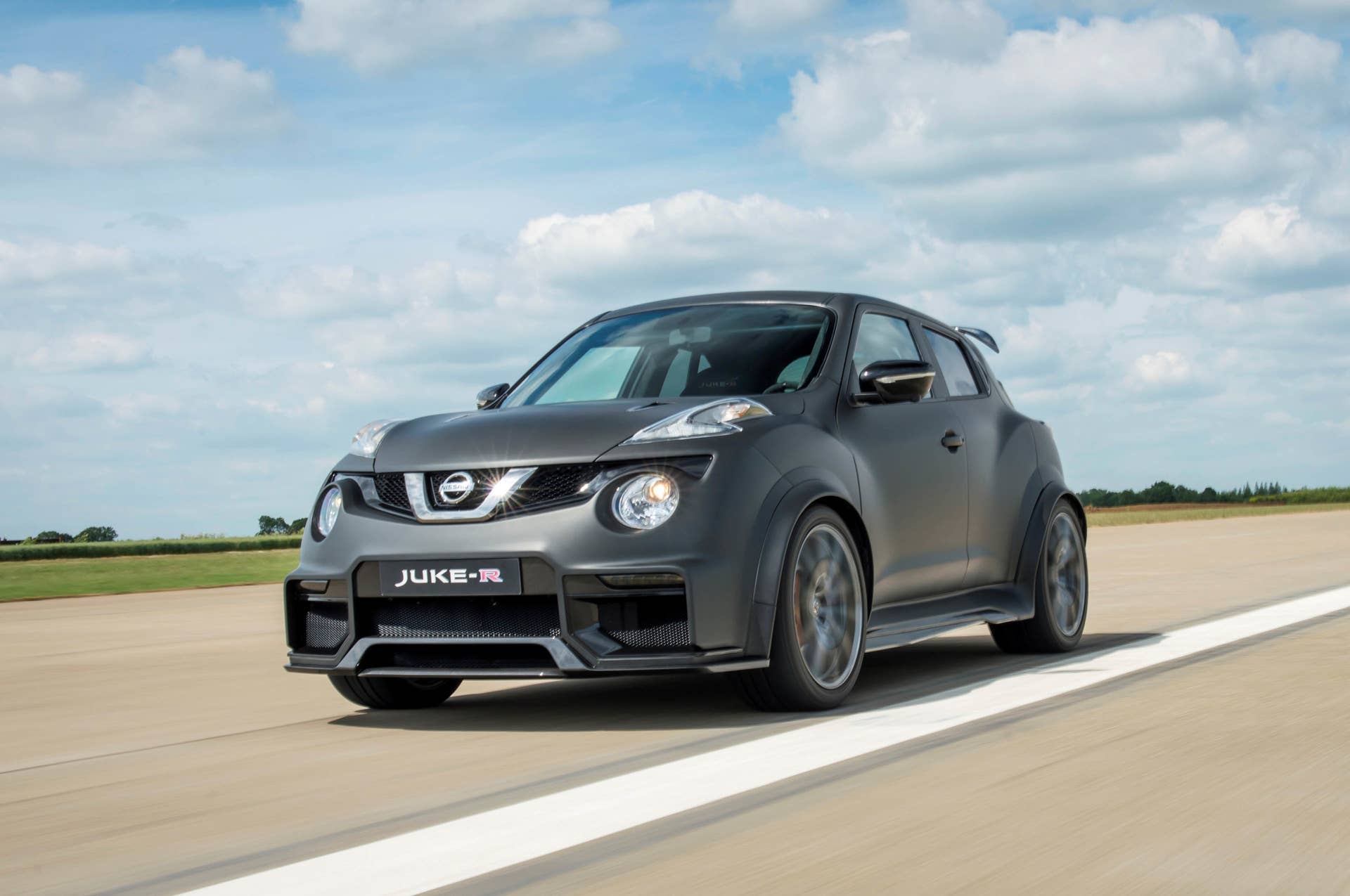 Nissan Juke-R 2.0 moving front 3/4