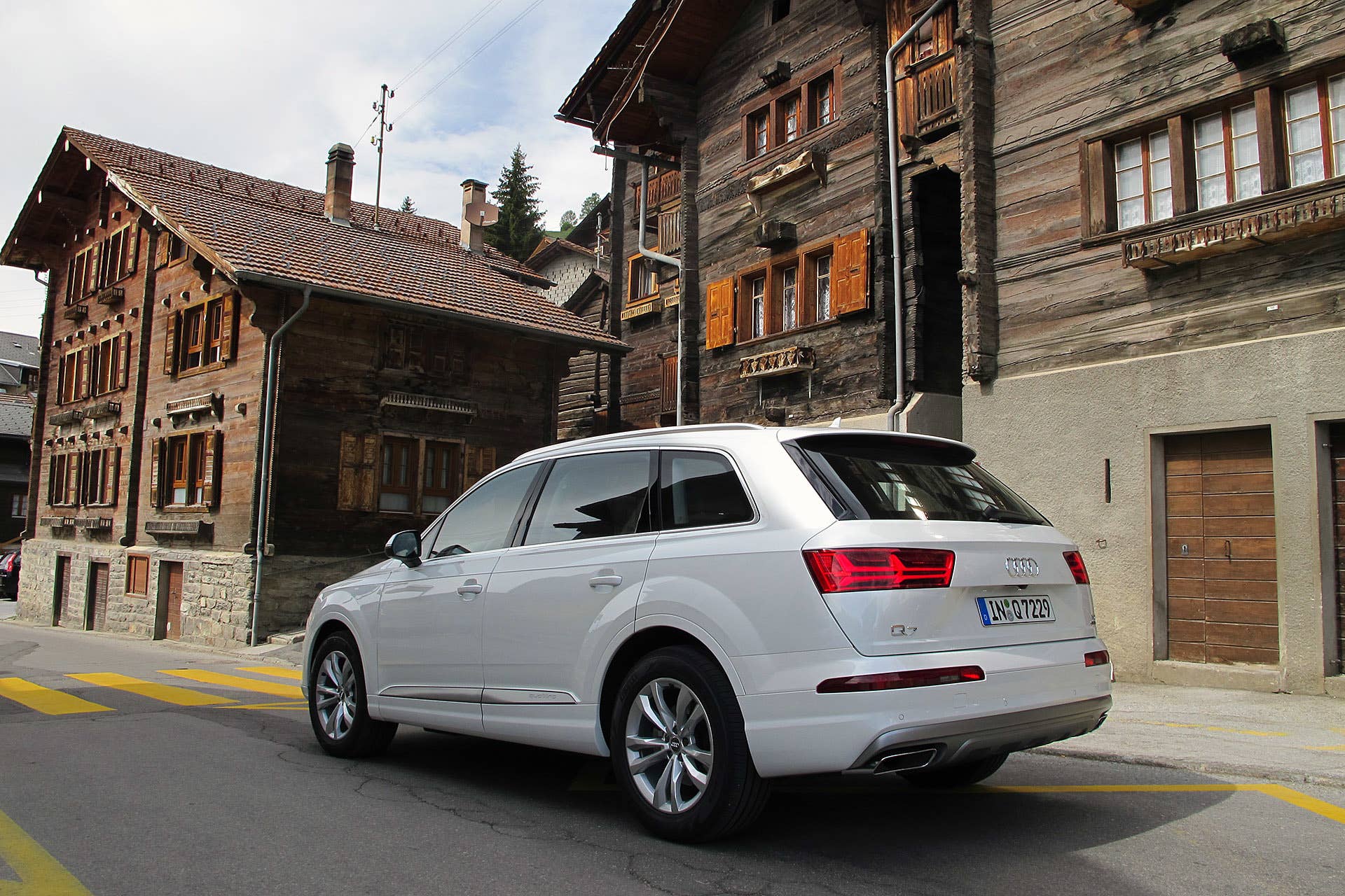 2017 Audi Q7 rear 3/4 view