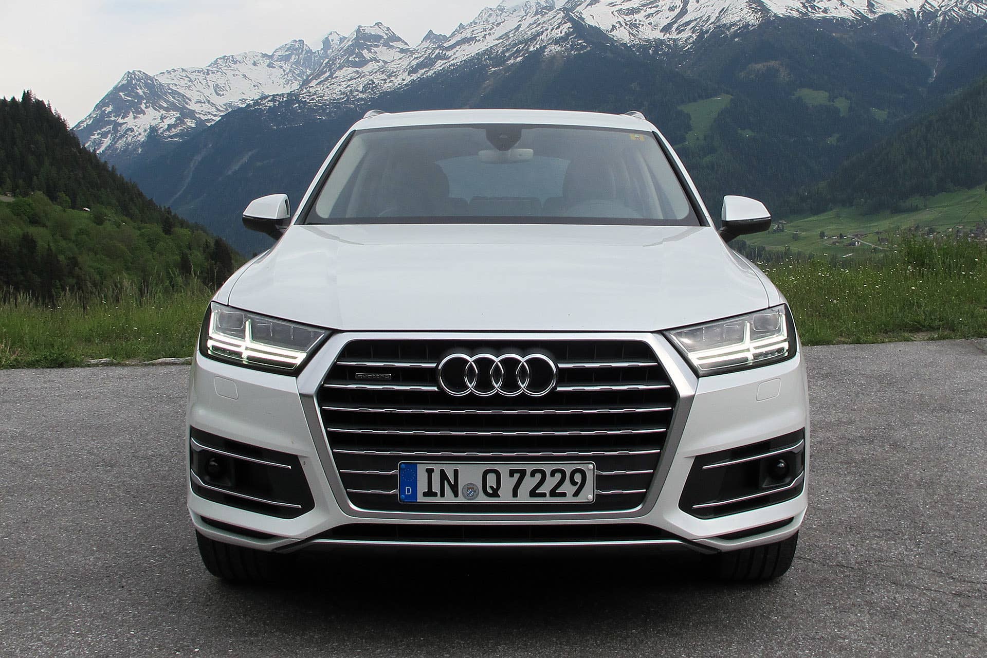2017 Audi Q7 front view