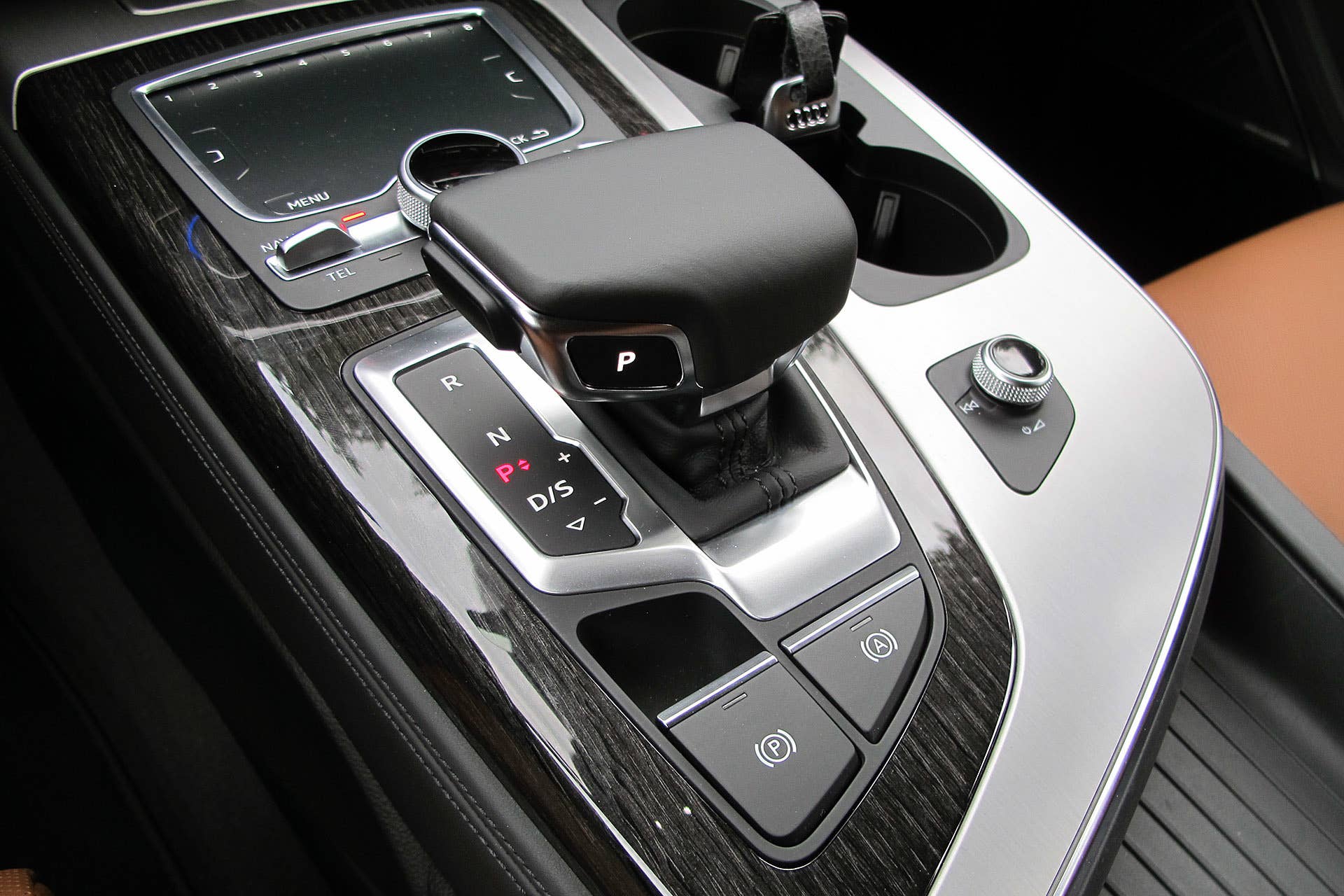 2017 Audi Q7 center console