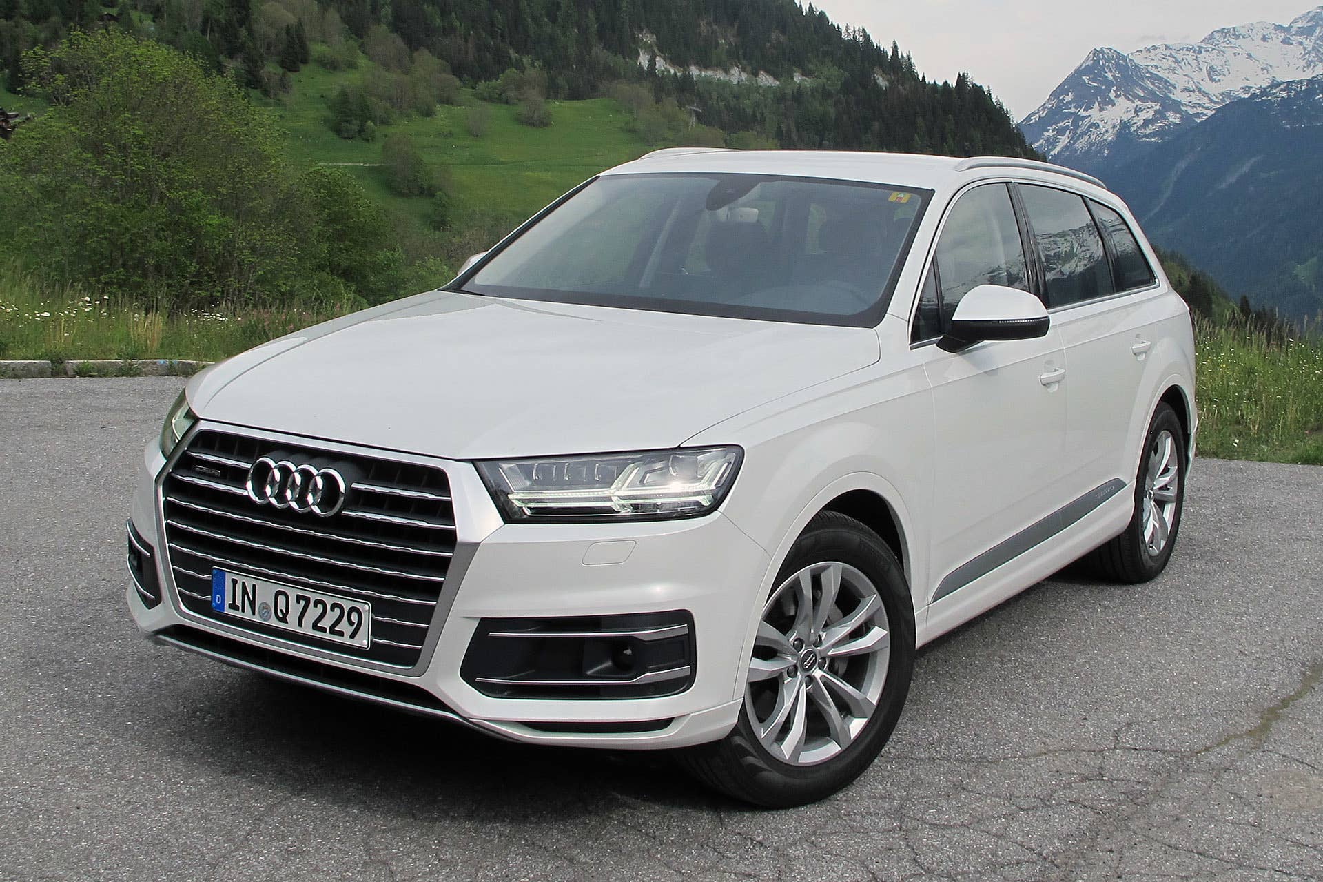 2017 Audi Q7 front 3/4 view