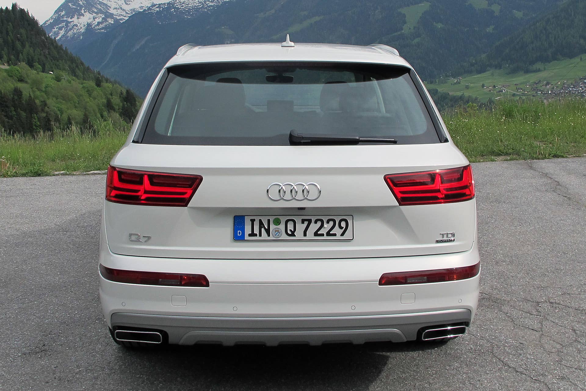 2017 Audi Q7 rear view