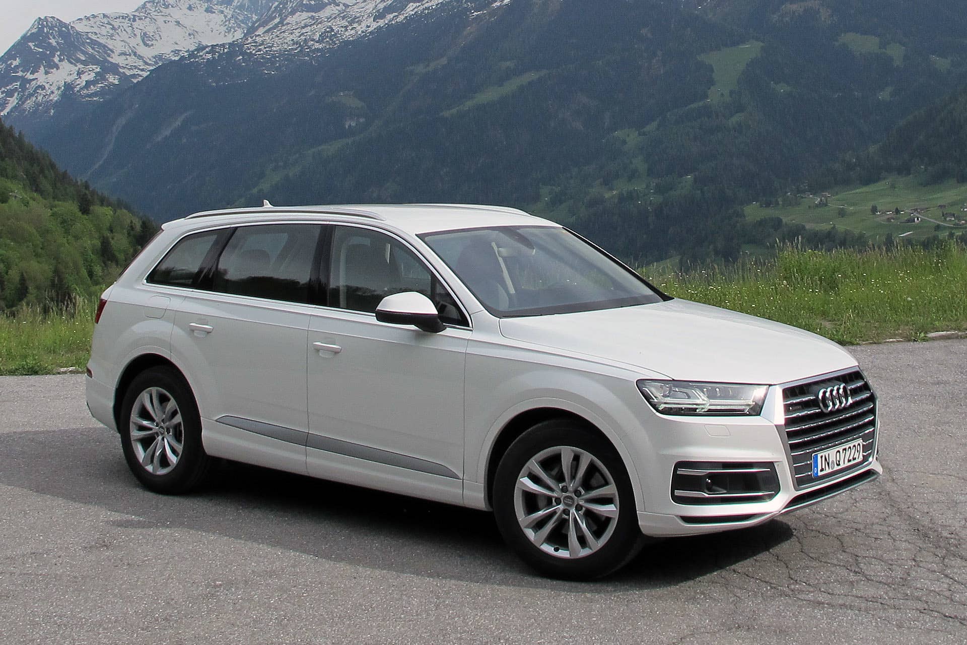 2017 Audi Q7 front 3/4 view