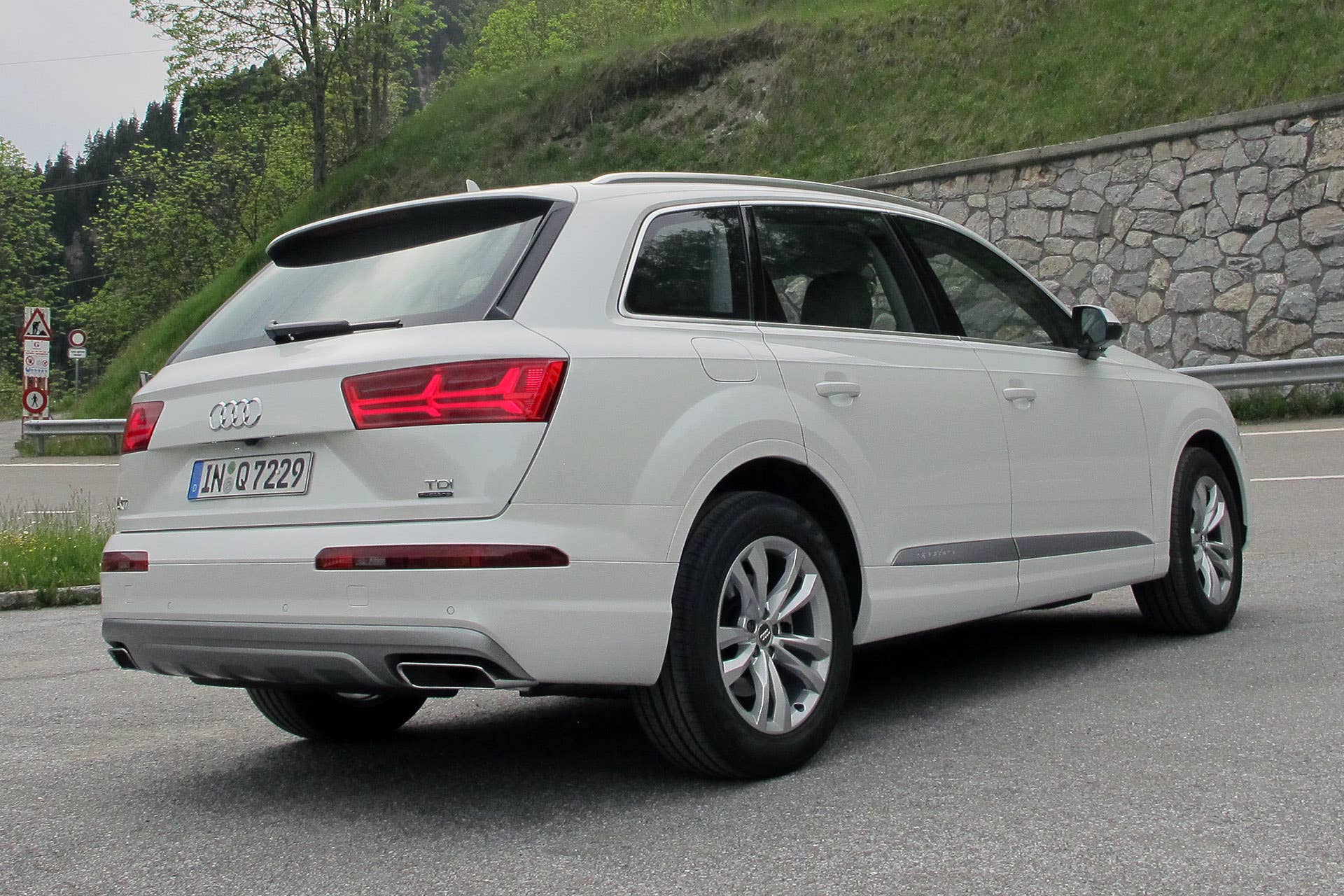 2017 Audi Q7 rear 3/4 view