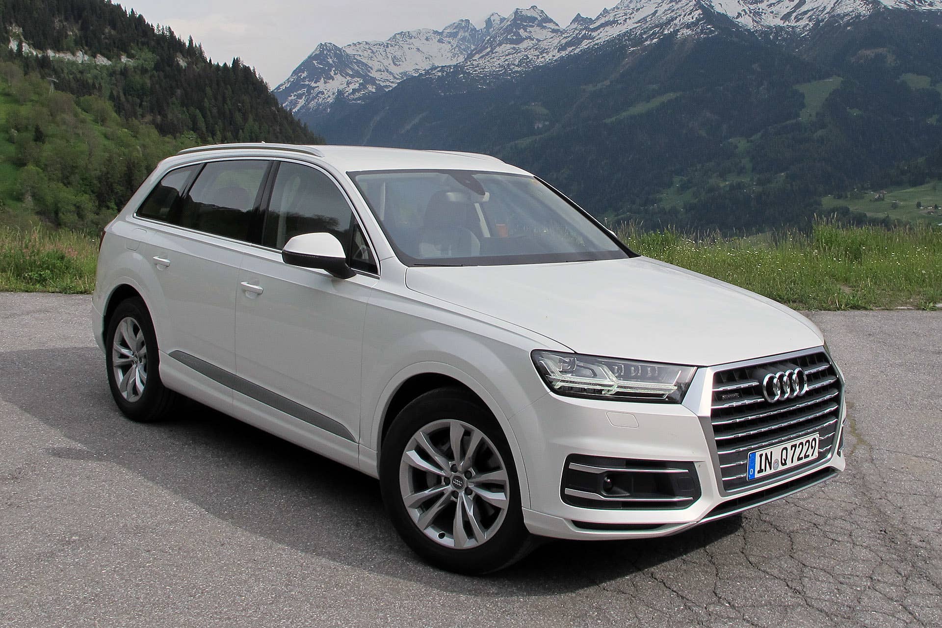 2017 Audi Q7 front 3/4 view