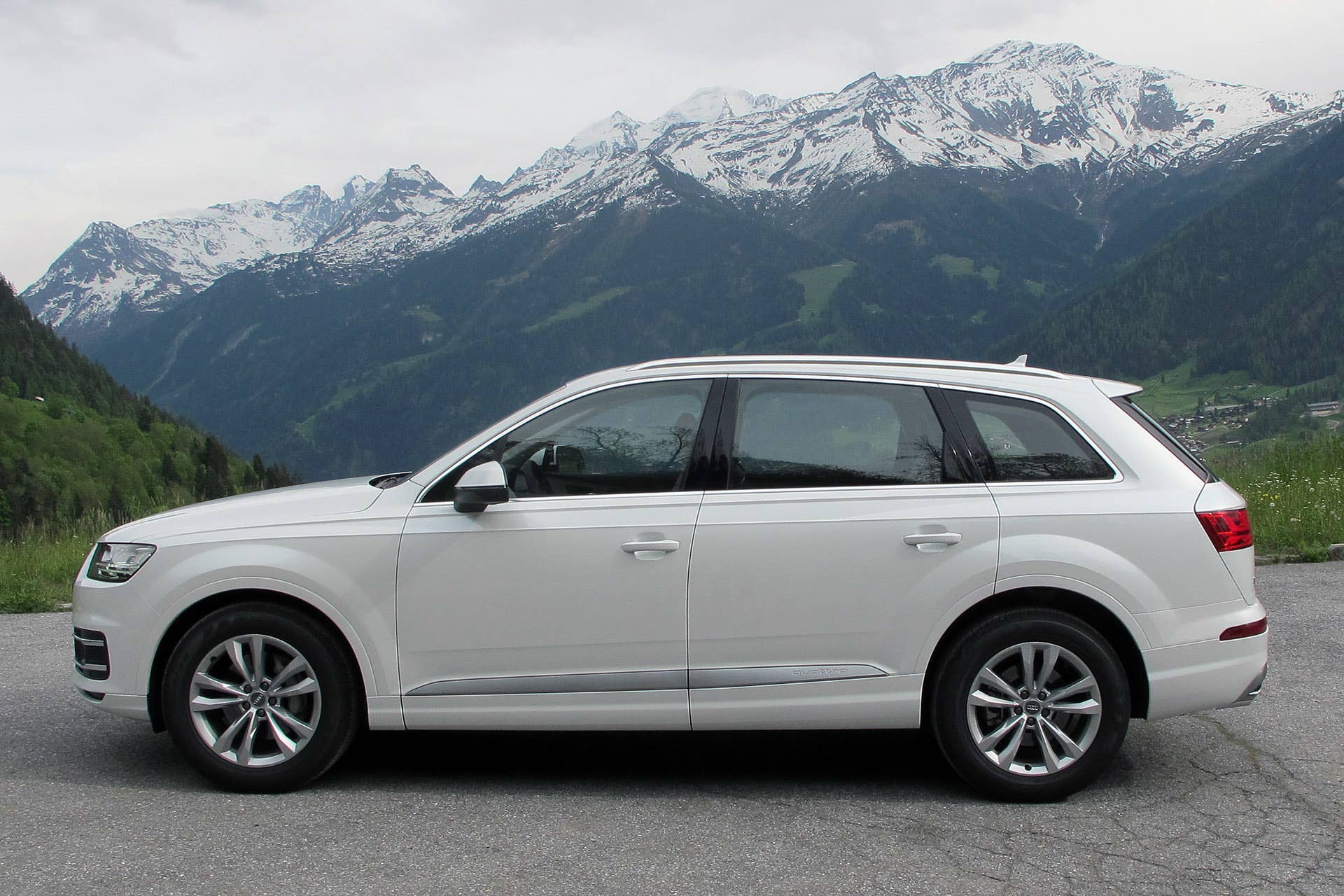 2017 Audi Q7 side view