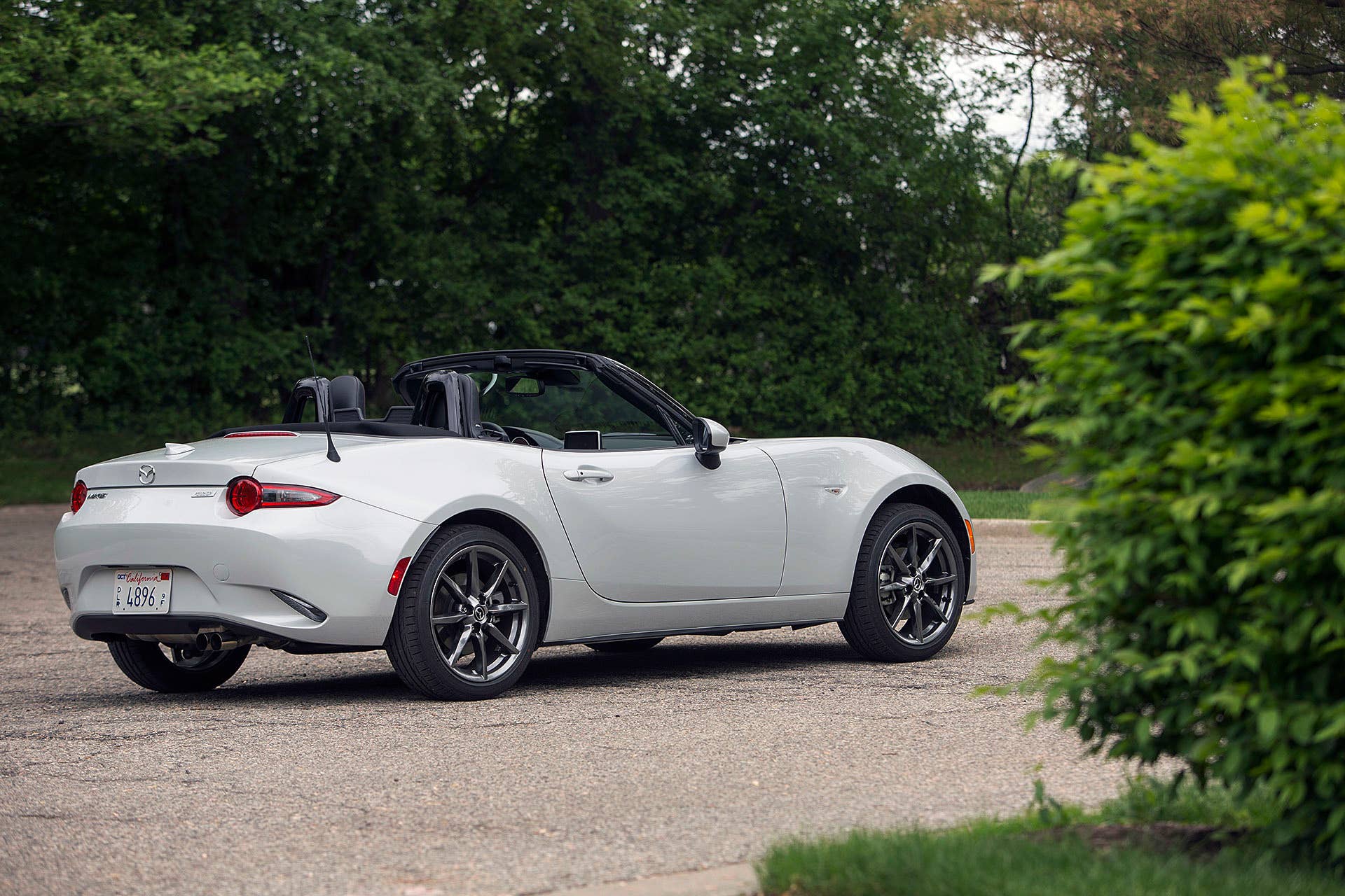 2016 Mazda MX-5 Miata rear 3/4 view