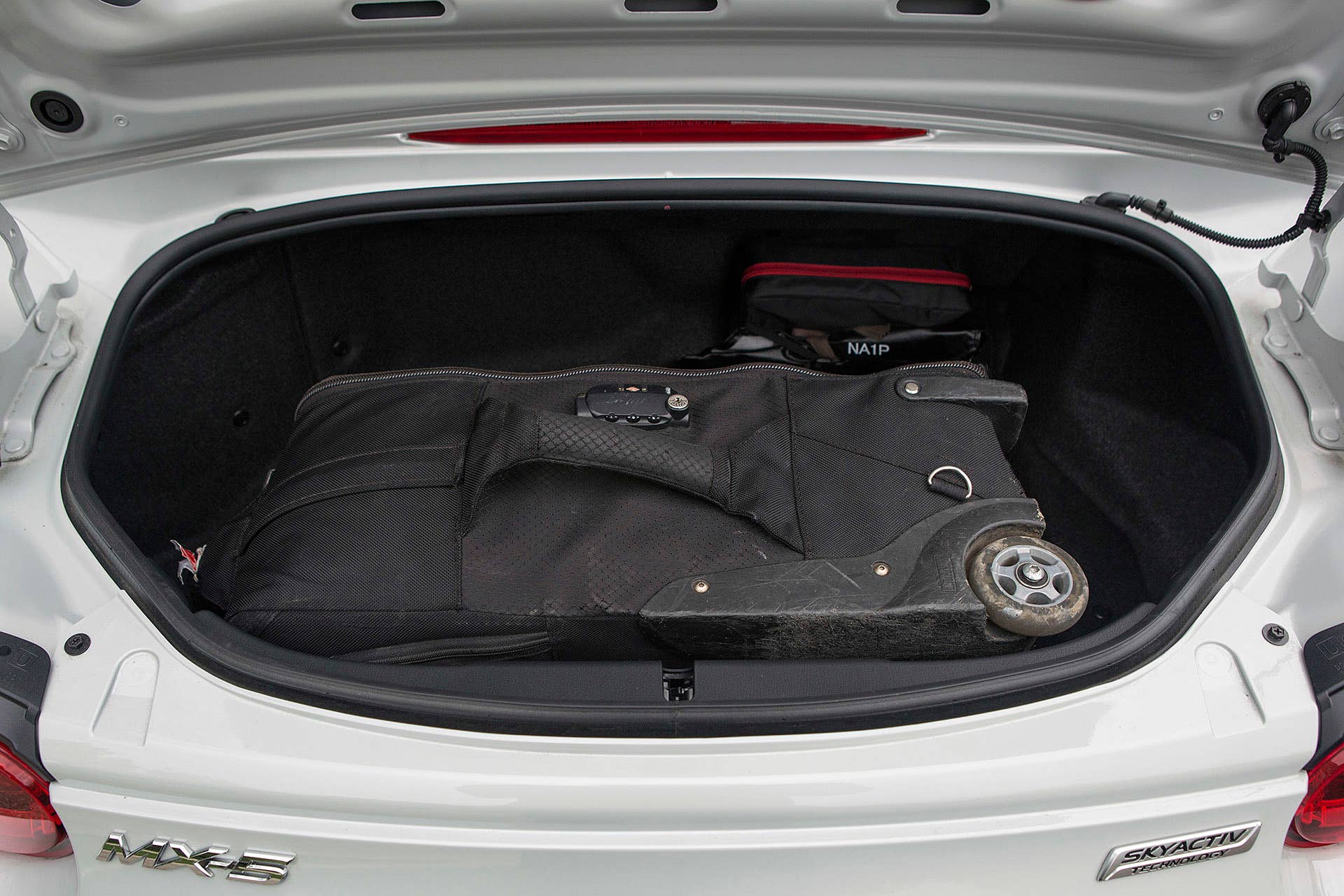 2016 Mazda MX-5 Miata trunk