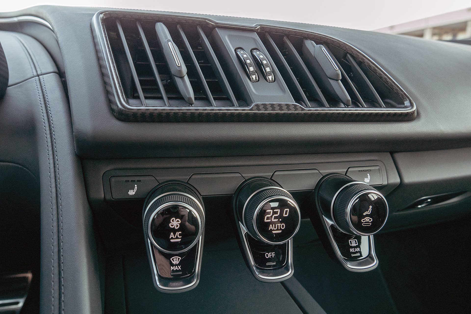 2017 Audi R8 climate controls