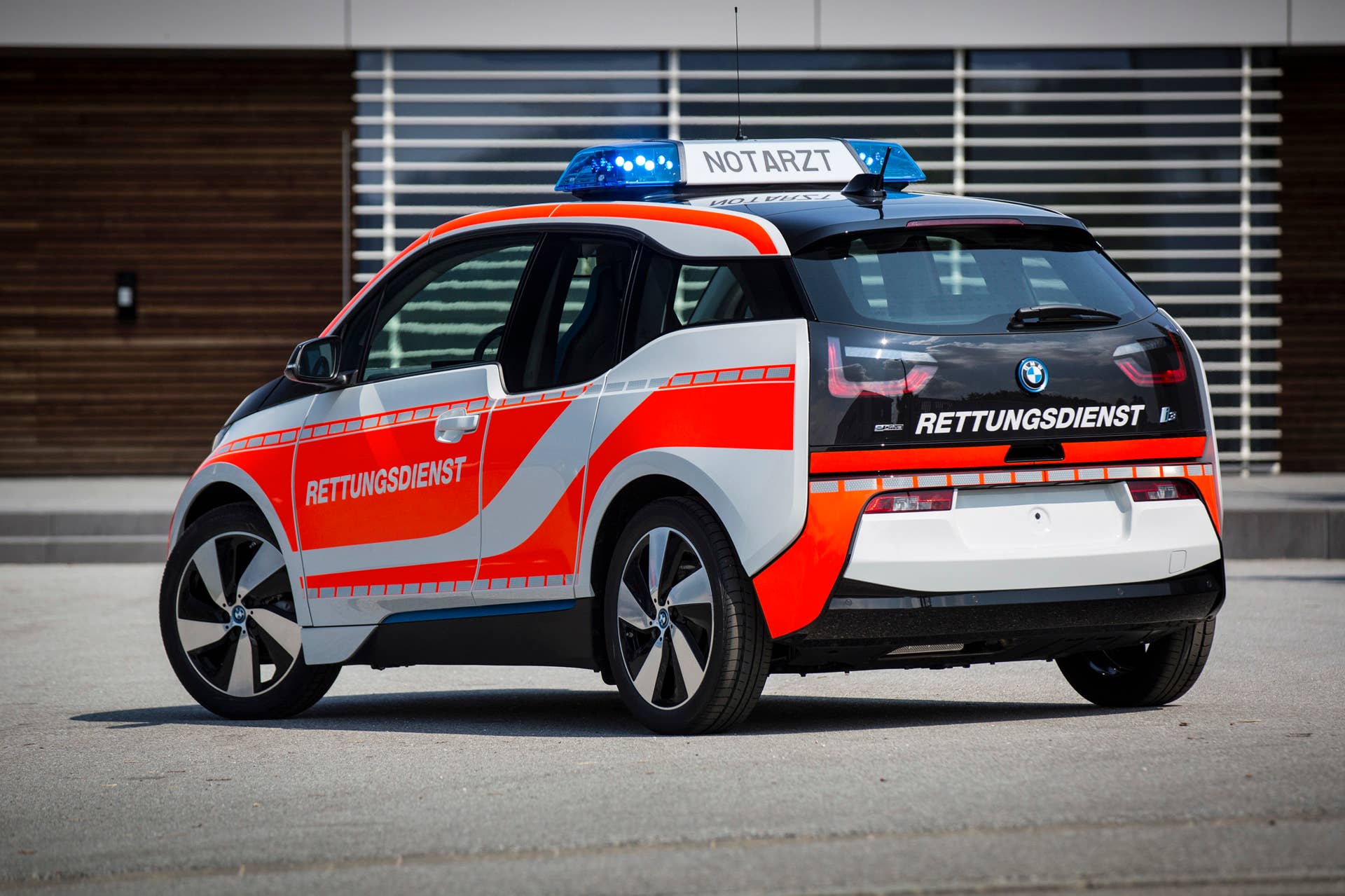 BMW i3 ambulance rear 3/4