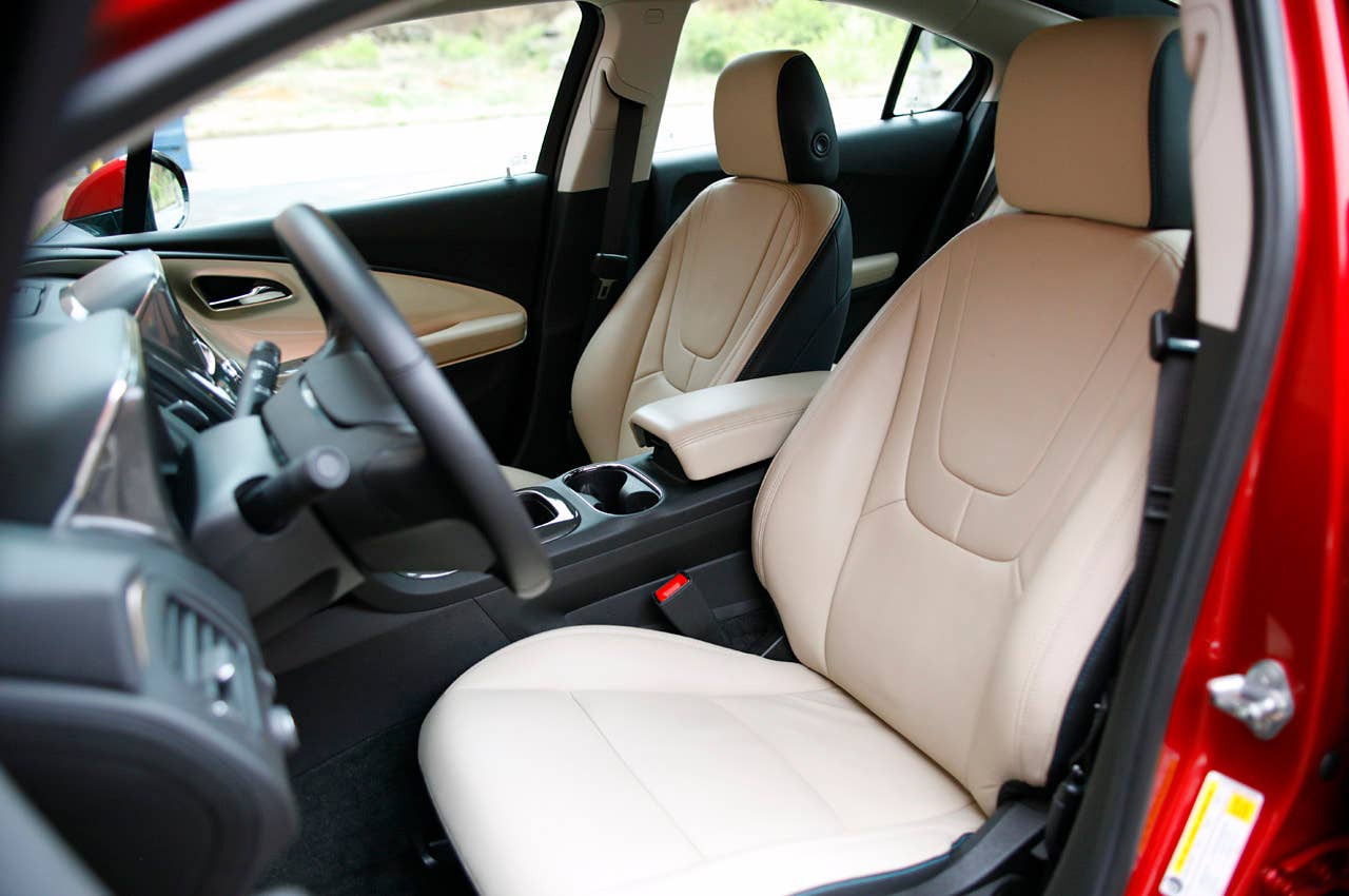 2011 Chevrolet Volt front seats