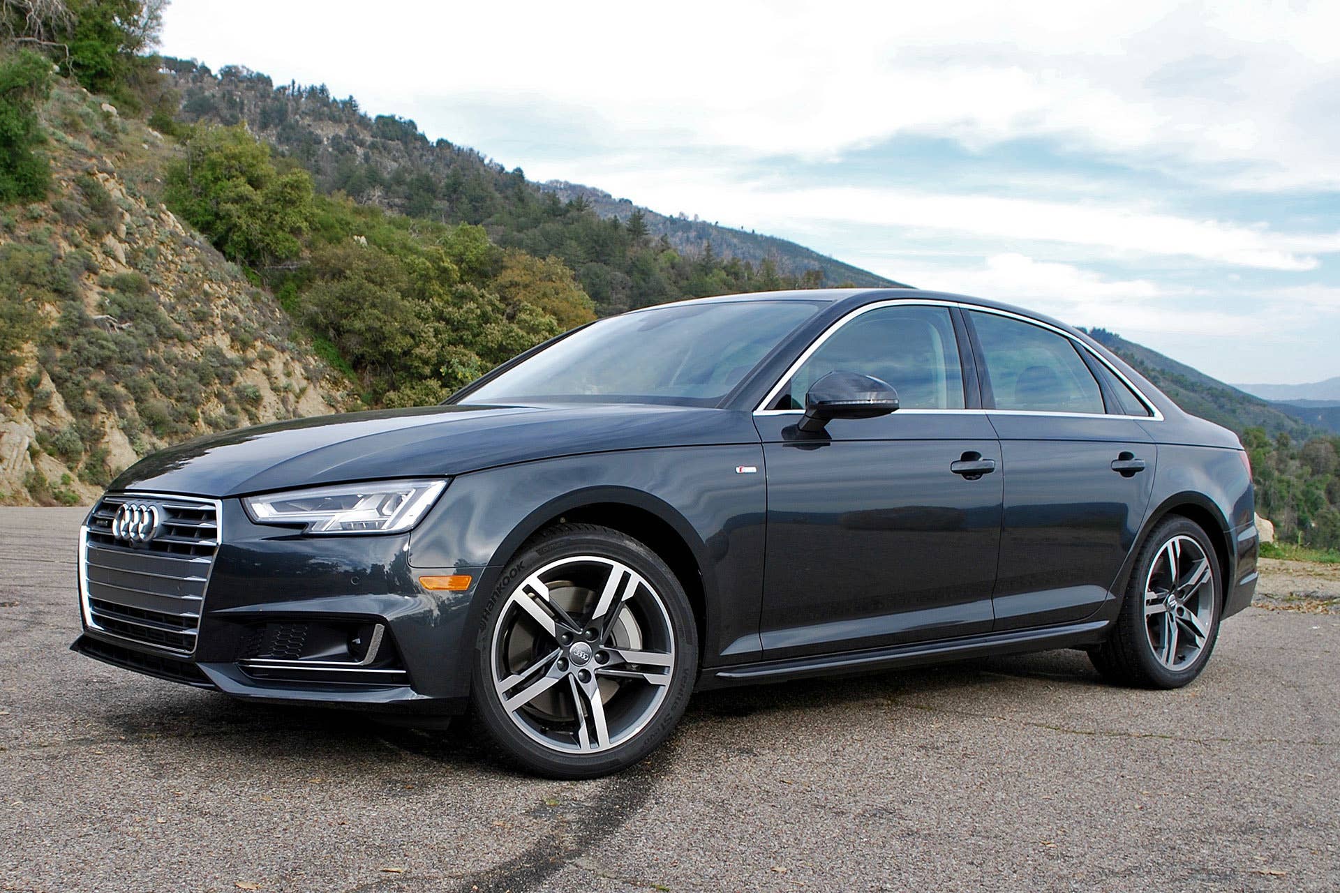 2017 Audi A4 front 3/4 view