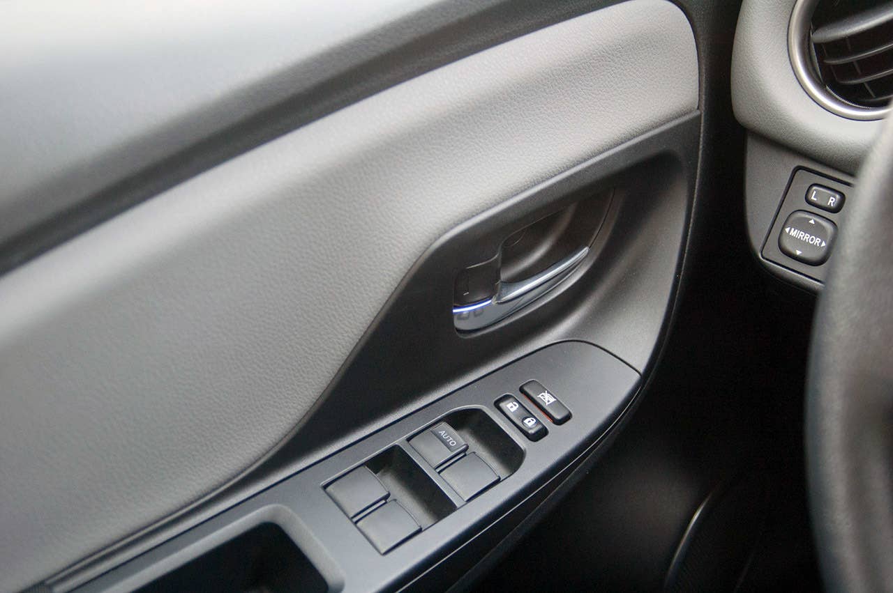 2015 Toyota Yaris door controls