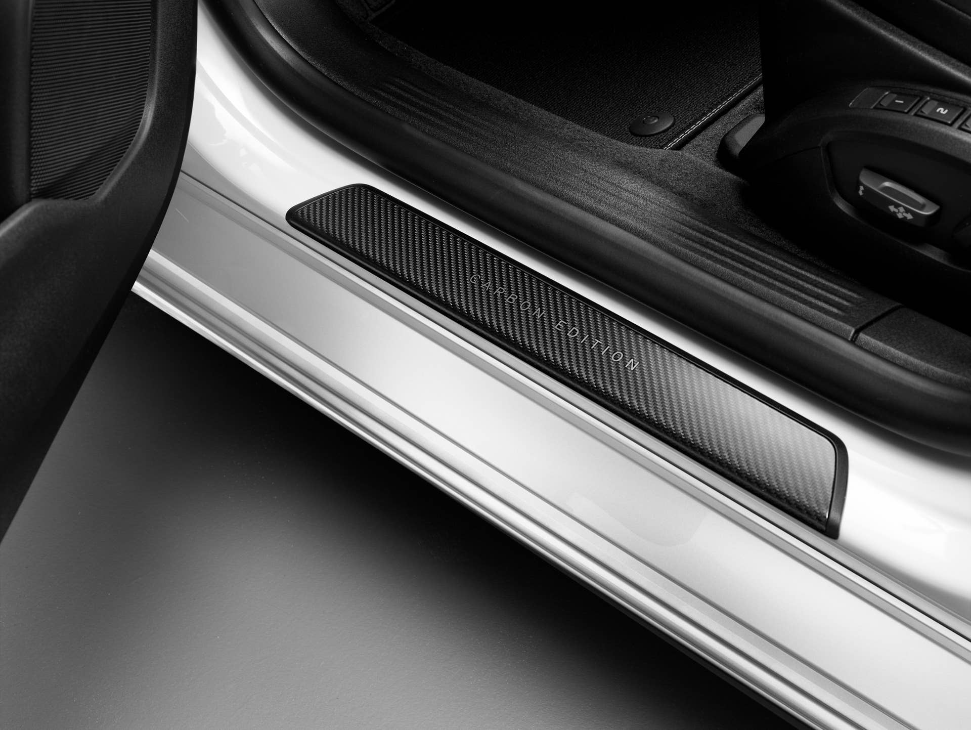 Volvo V40 Carbon Edition sill tread plate door