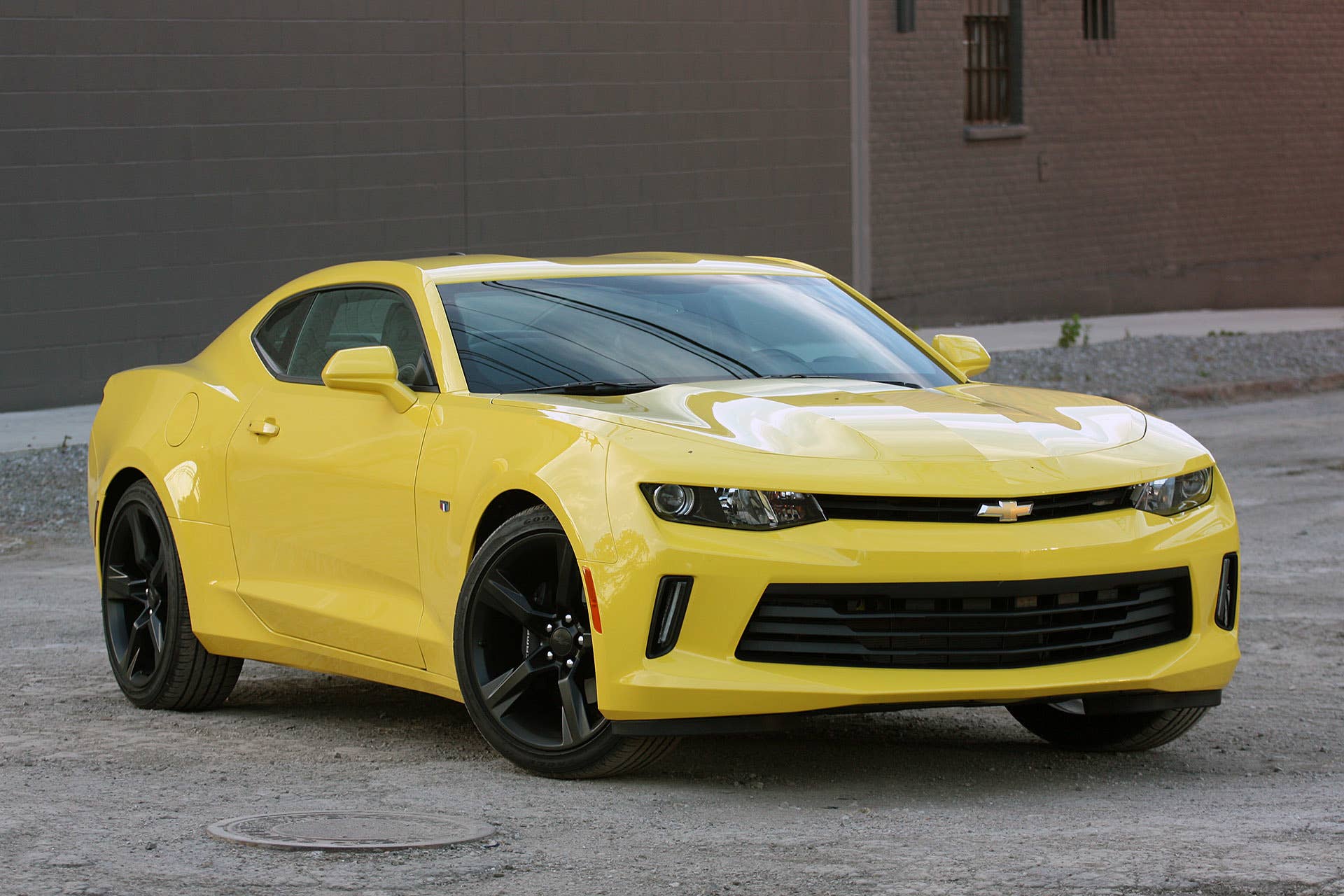 2016 Chevrolet Camaro front 3/4 view